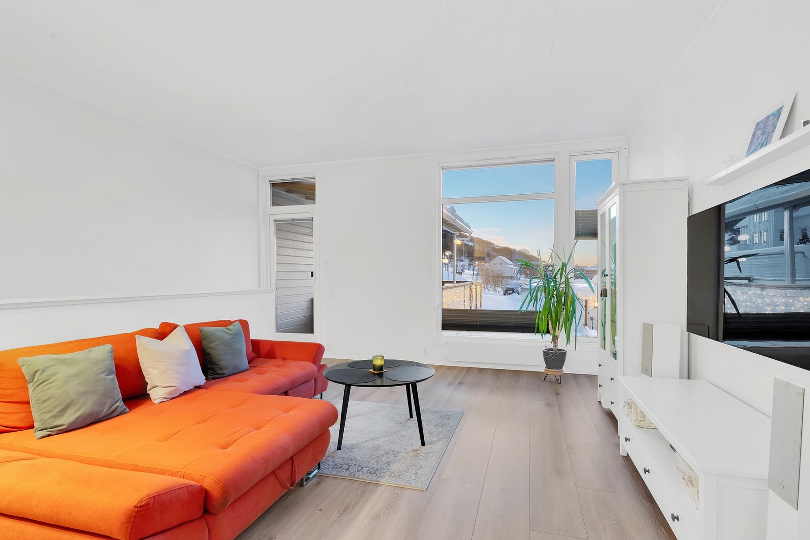 Stue med utgang til veranda og nydelig utsikt. Galleribilde