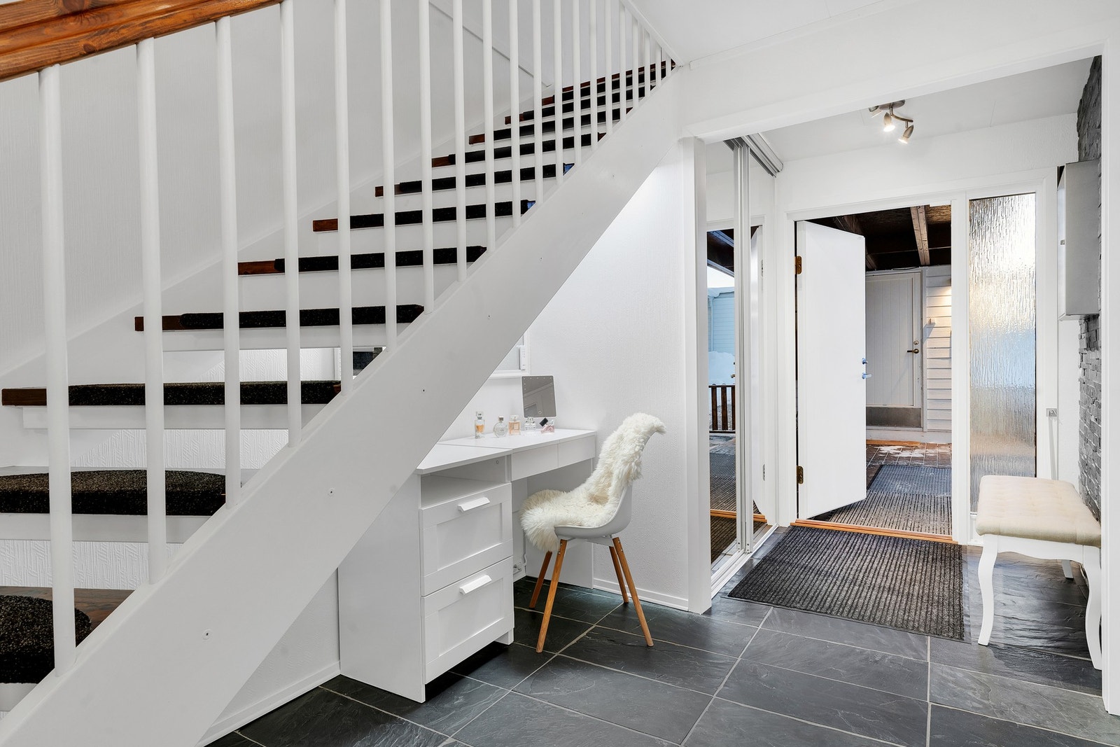 1.etasje består av entre, 2 soverom, bad og bod. Galleribilde