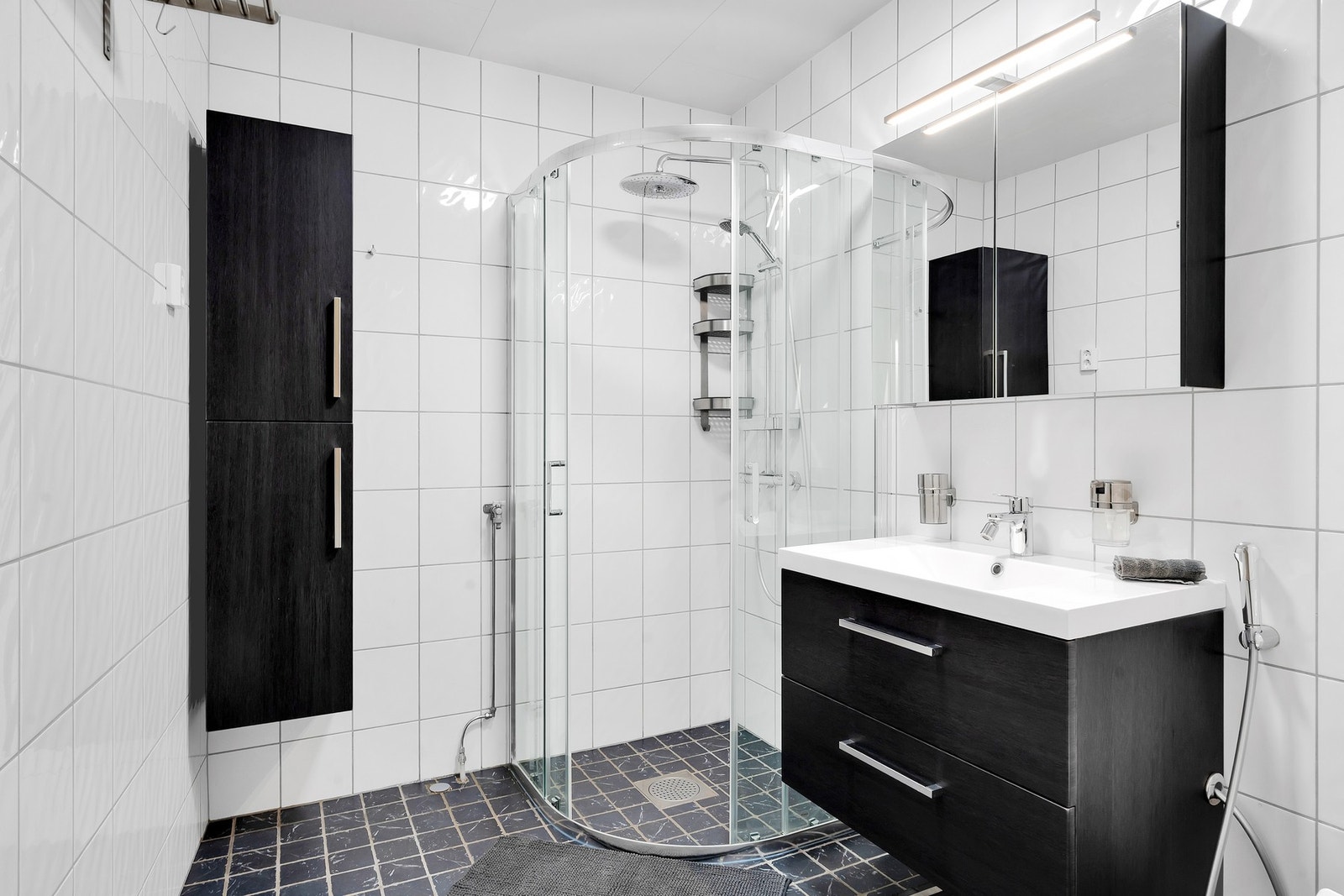 Romslig bad med flislagt gulv med gulvvarme og flislagte vegger. Galleribilde