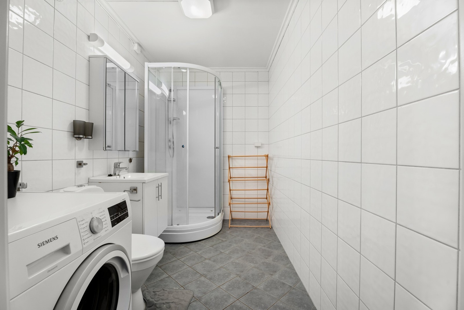 Flislagt bad med elektrisk gulvvarme. Galleribilde