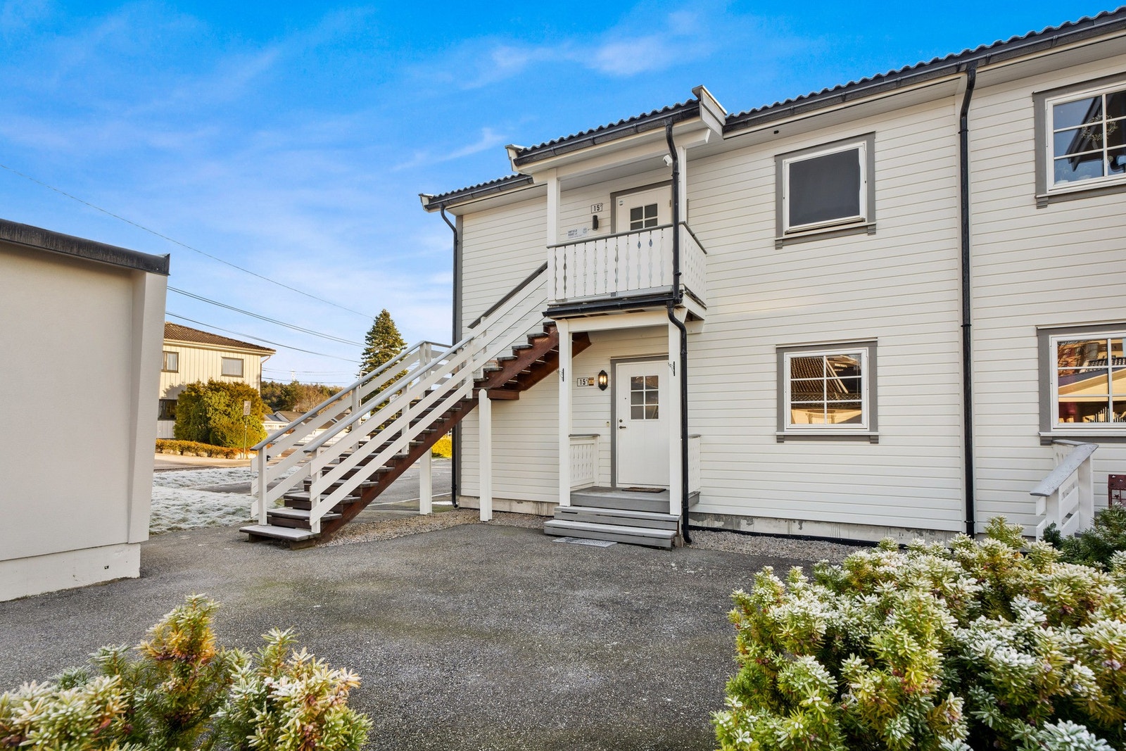 Inngangsparti med takoverbygg Galleribilde