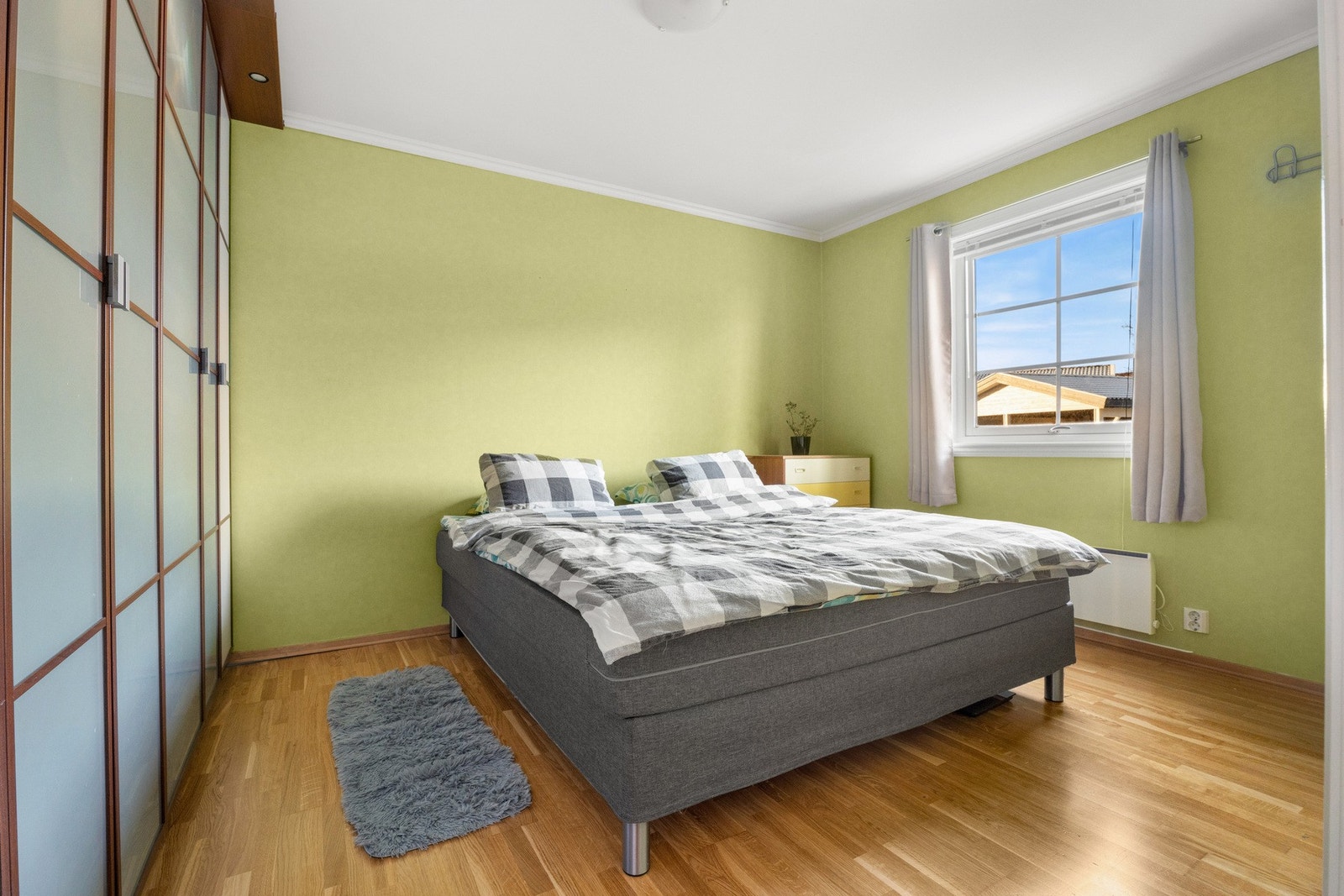 Stort hovedsoverom med masse skapplass. Galleribilde