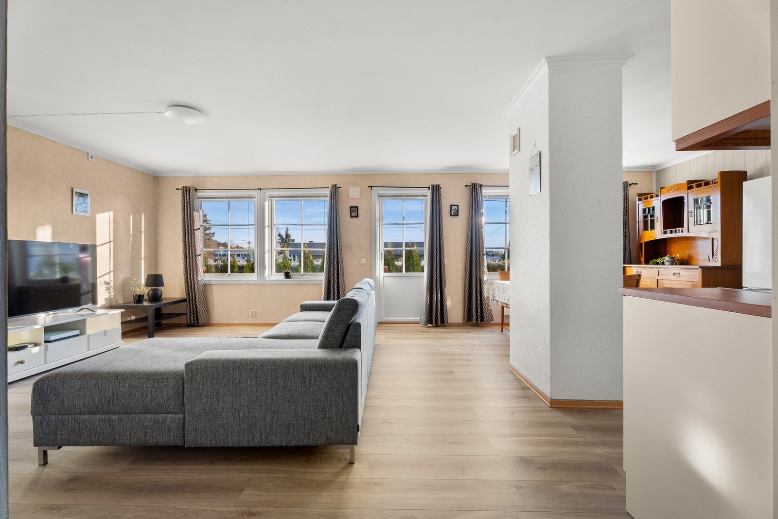 Lys og åpen stue/kjøkken-løsning. Galleribilde