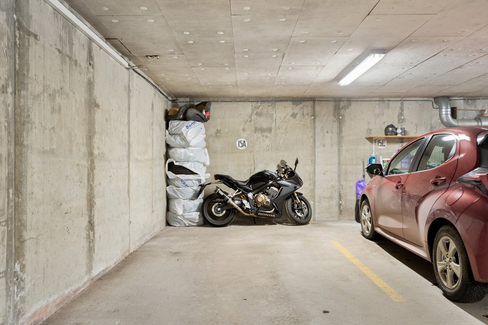 Det er også egen parkeringsplass i garasjeanlegg. Galleribilde