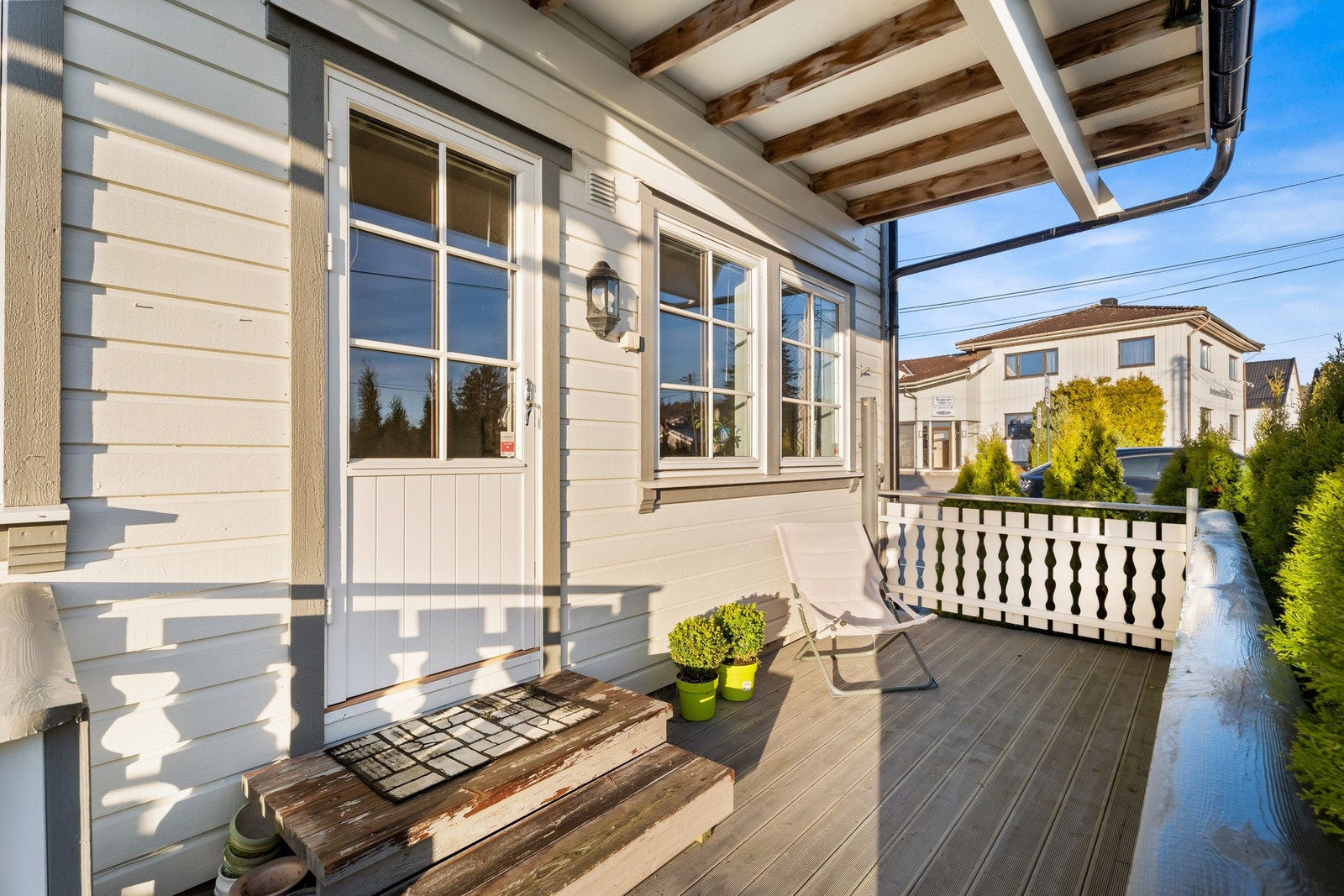 Direkte fra stuen er det adkomst til denne sjarmerende uteplassen. Galleribilde