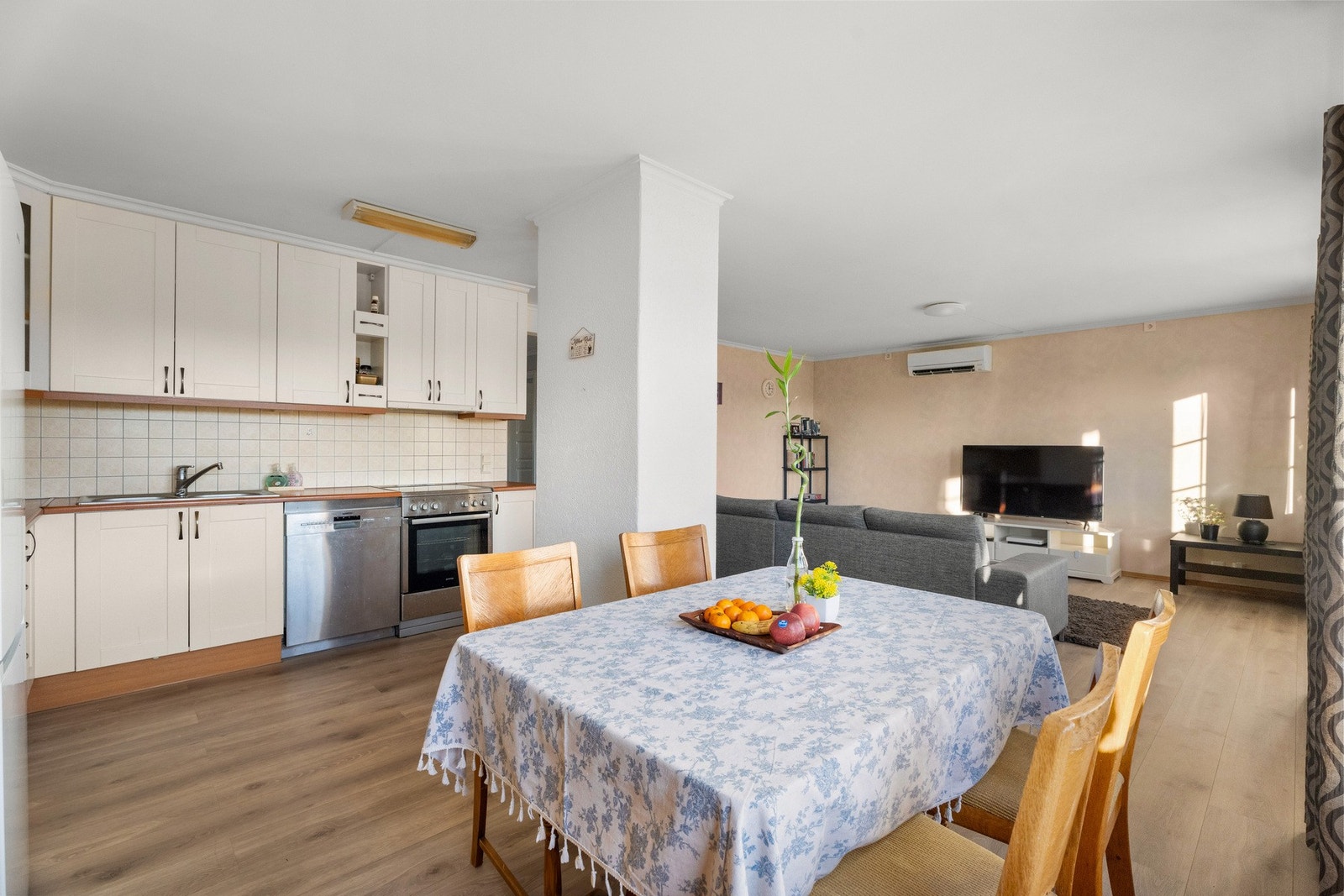 Her er det naturlig soner for kjøkken, spisebord og TV-området. Galleribilde