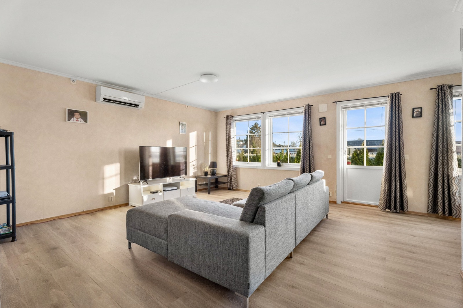 Store vinduer gir rikelig med sollys til leiligheten. Galleribilde