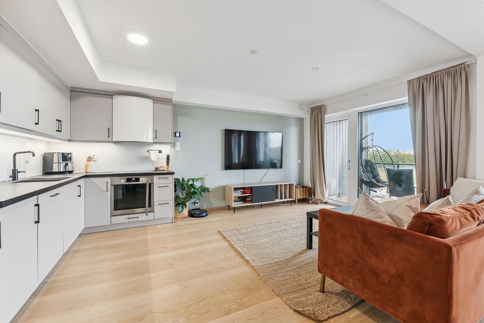 Stuen er romslig med god planløsning og plass til sofagruppe med bord og annet møblement. Galleribilde