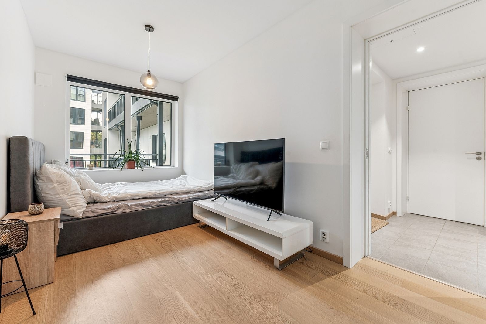 Det andre soverom er også av god størrelse og passer ypperlig som barnerom, gjesterom eller kontor Galleribilde