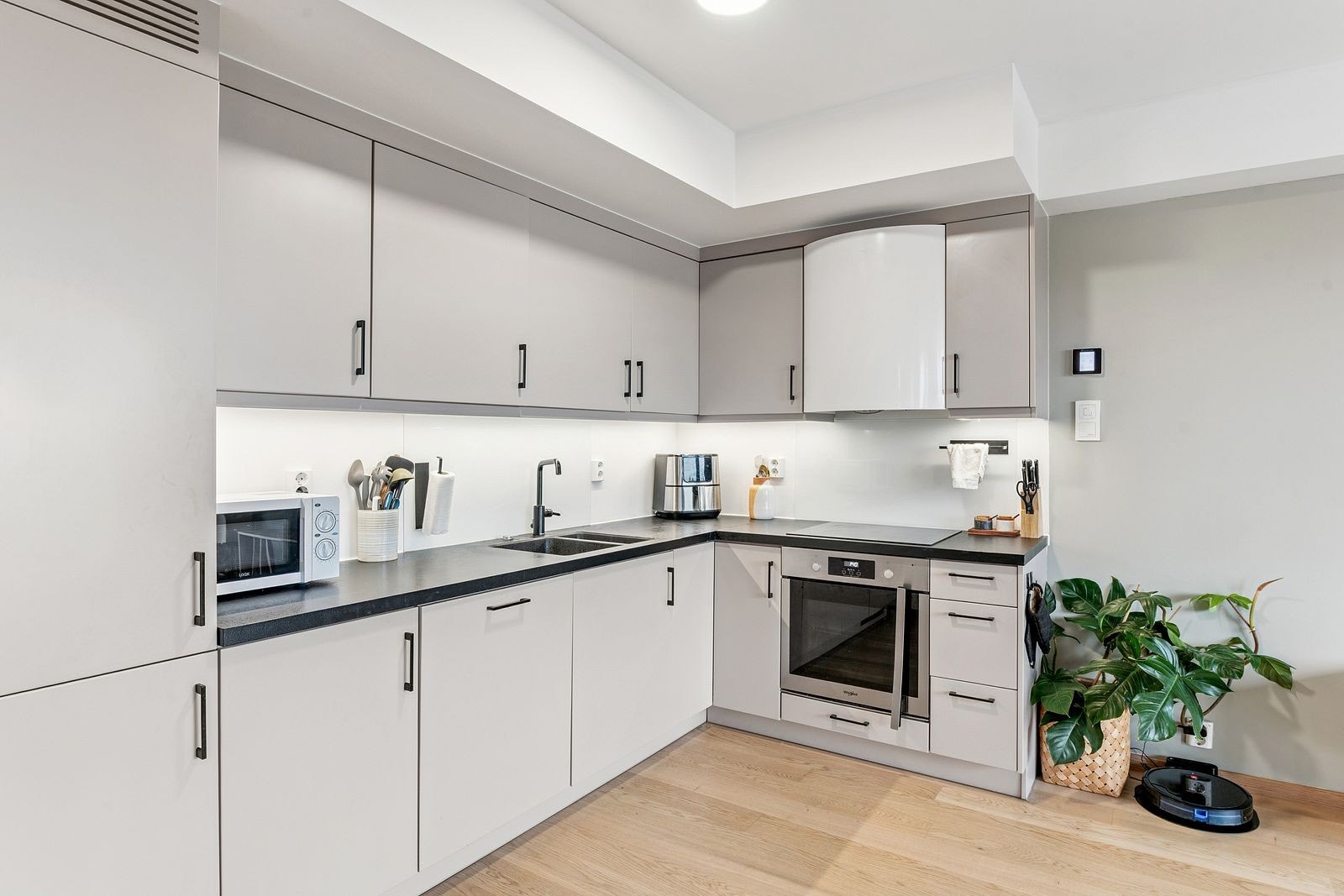 Leiligheten har et stilfullt og moderne kjøkken som imponerer med sin elegante kjøkkenøy og integrer Galleribilde