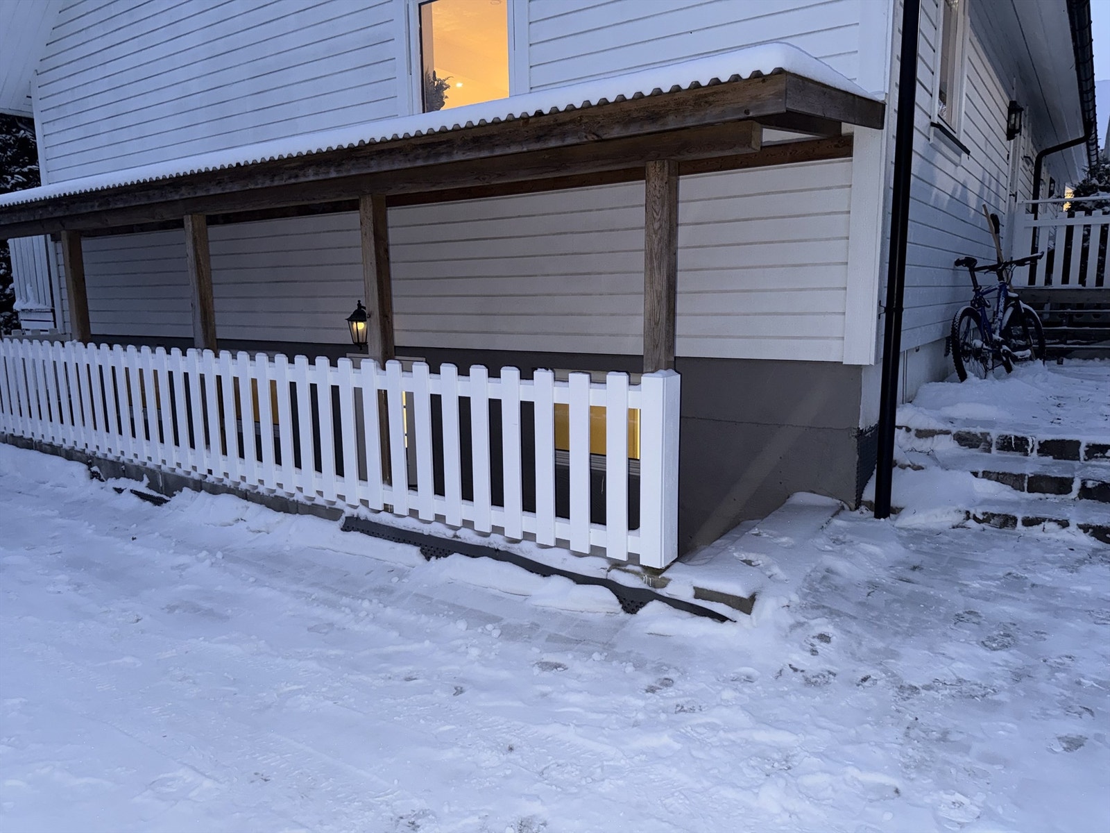 I tillegg til innvendig trapp har boligen egen inngang til kjeller. (Selgers egne bilder). Galleribilde