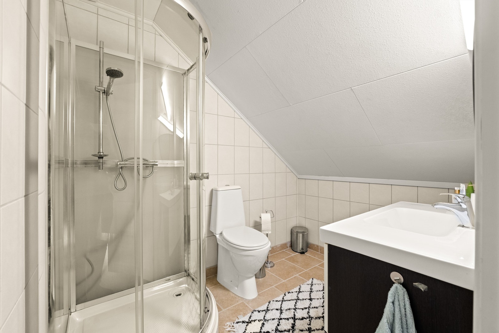 Badet i 2 etasje er fra byggeår. Det er flislagt gulv med elektrisk gulvvarme og flislagte vegger, himling med takessplater Galleribilde