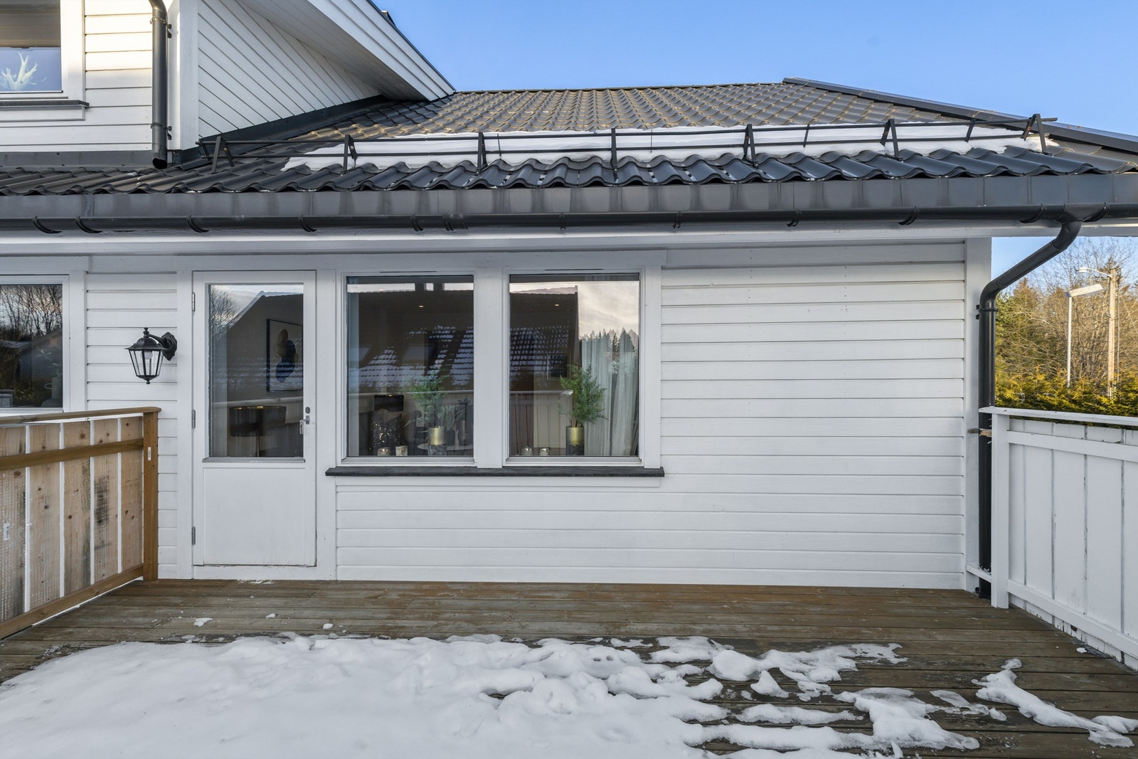 Det er utgang fra stue til terrasseområde. Galleribilde