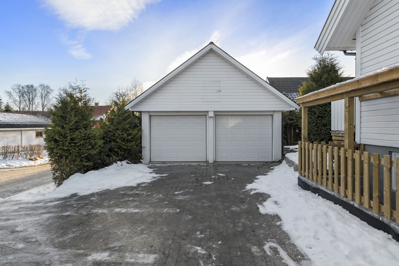 Det er egen gårdsplass med plass til biloppstillinger, og eiendommen har i tillegg dobbelgarasje med el bil lader. Galleribilde