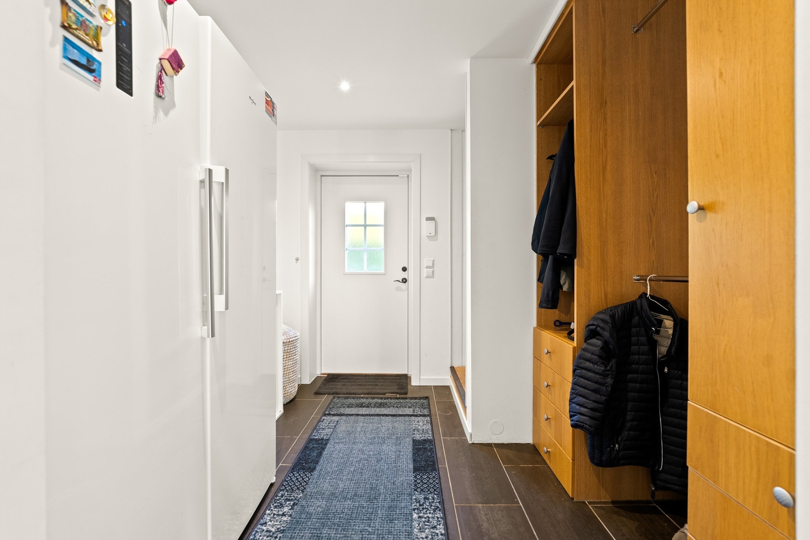 Boligen har lys entré med god plass til garderobeskap, og det er gulvvarme og downlights i entré. Galleribilde