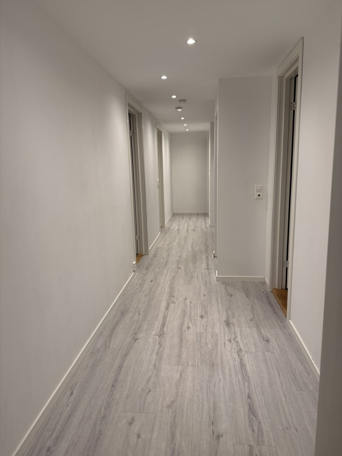 Gang i kjeller/hybel. (Selgers egne bilder). Galleribilde