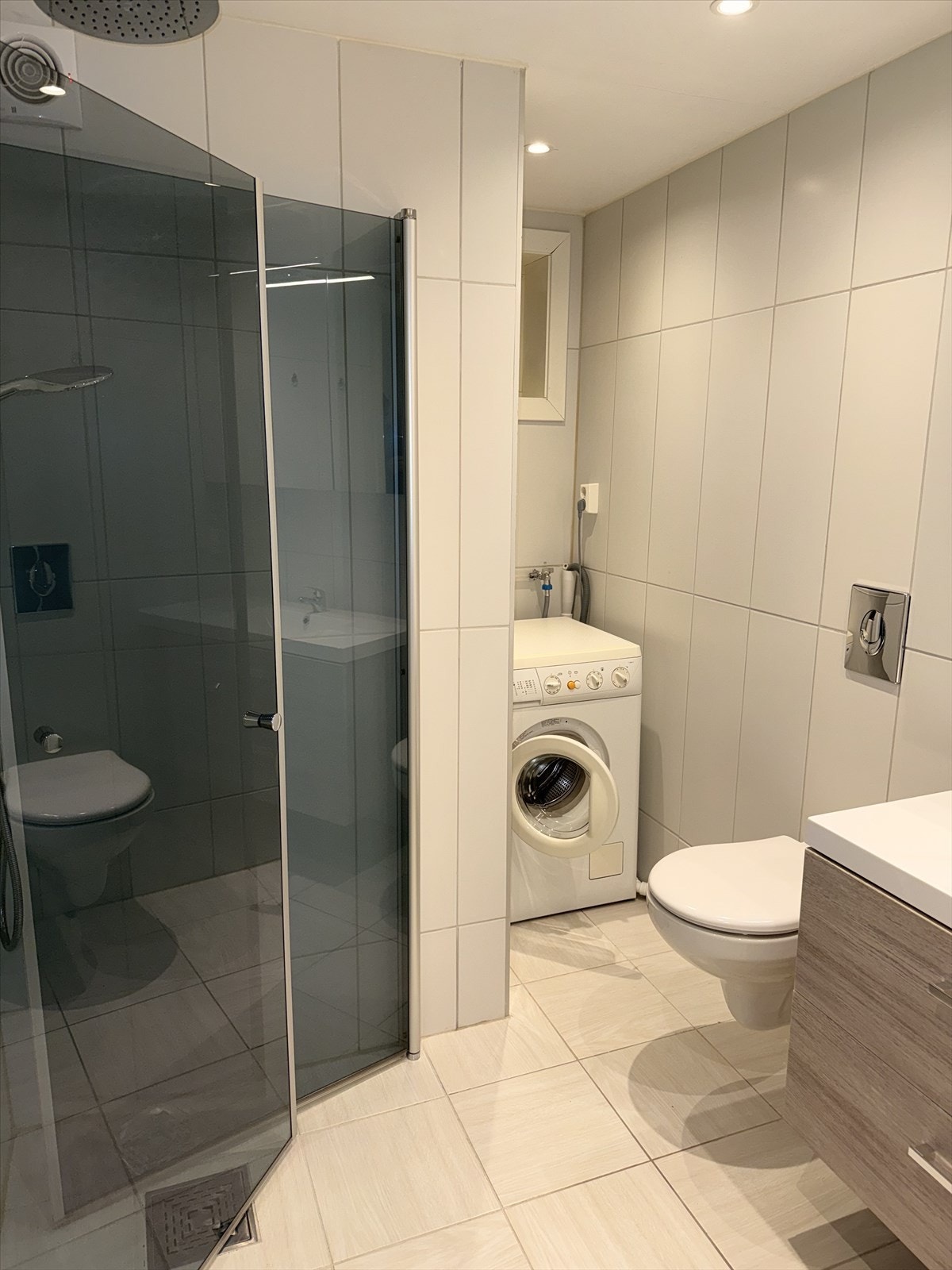 Pent bad fra byggeår, oppgradert med nye fliser og inventar i 2021. (Selgers egne bilder). Galleribilde