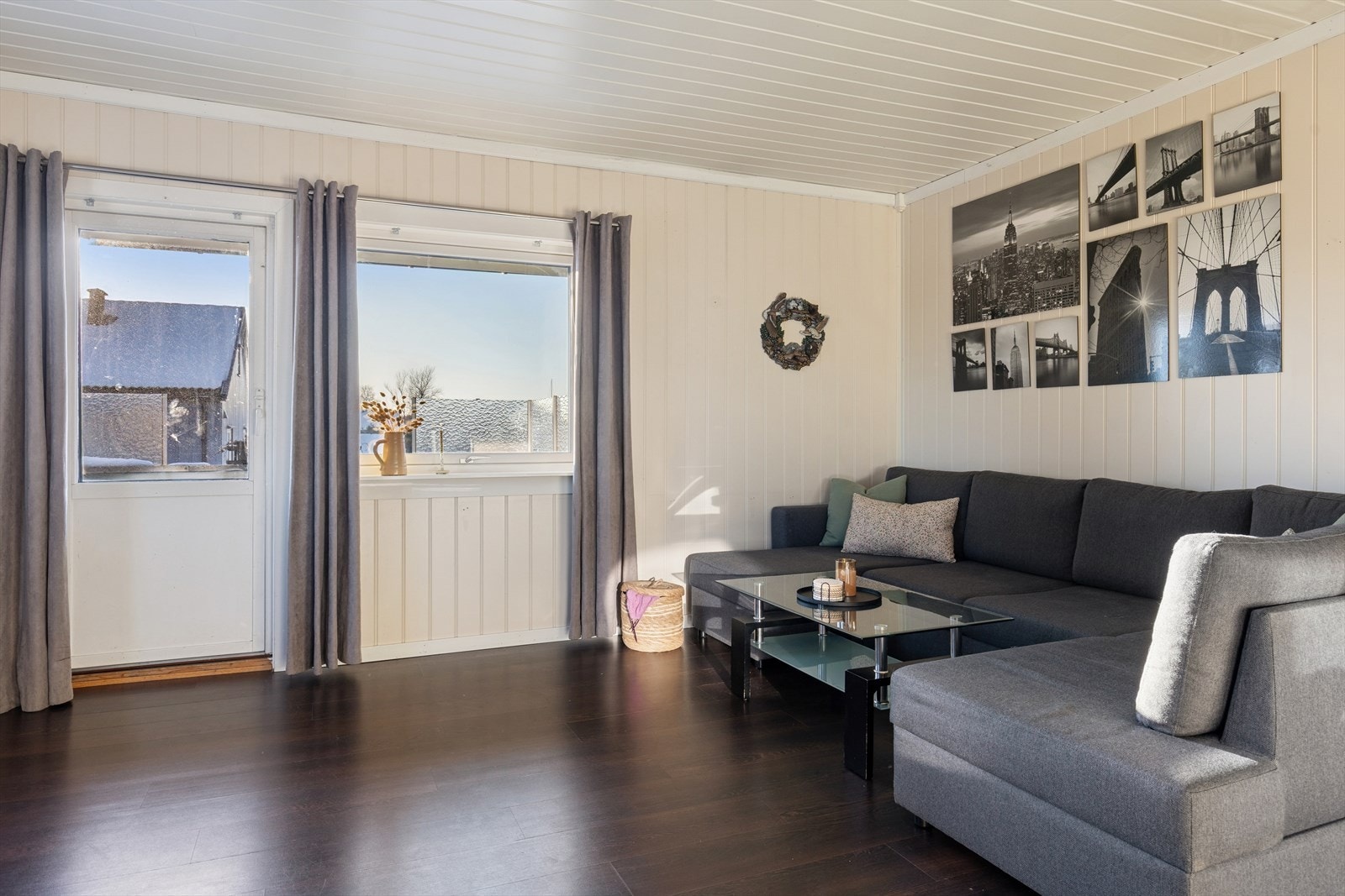 Romslig stue med utgang til balkong Galleribilde