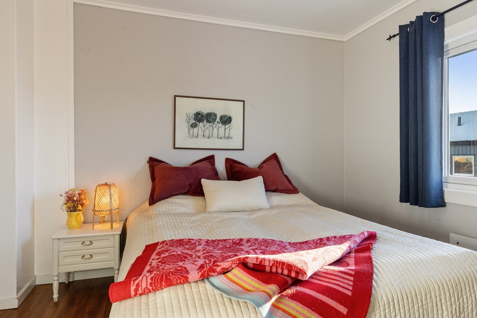 Hovedsoverommet med plass til dobbeltseng og garderobe. Galleribilde