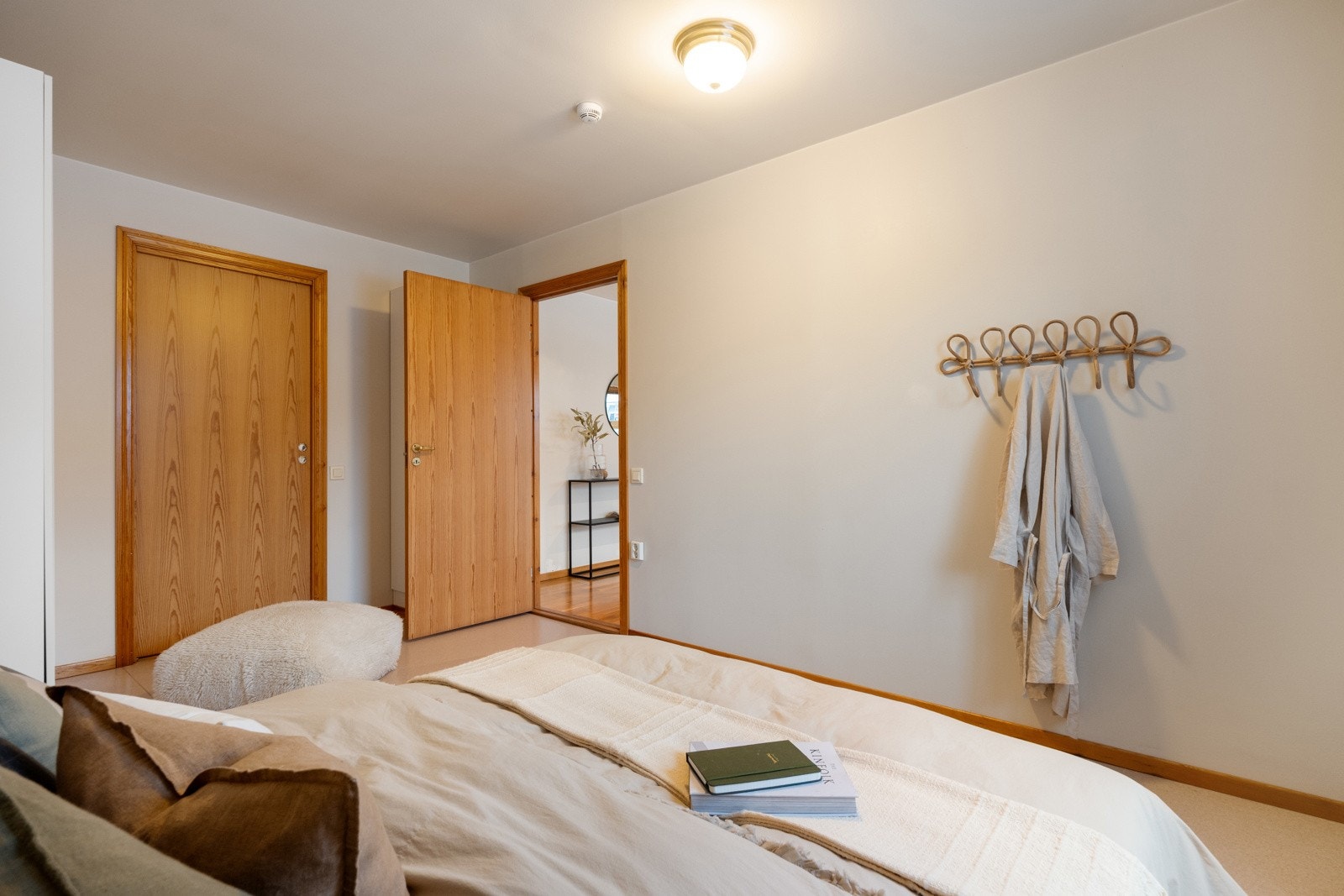 Leiligheten har et romslig soverom med gjennomgang til bad, som har opplegg for vaskemaskin Galleribilde