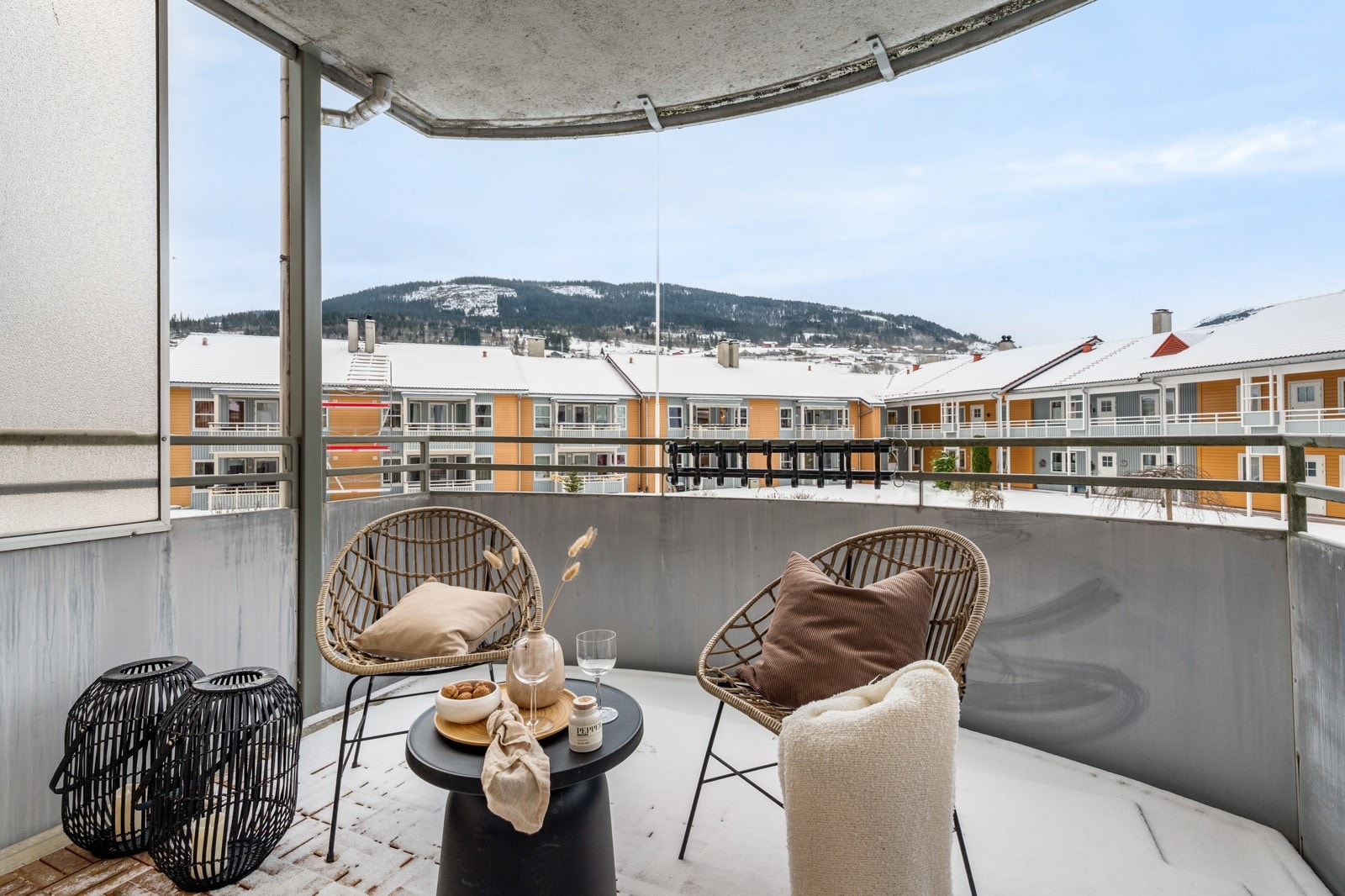 Balkong med utsikt mot hageanlegg, Songvesåsen og deler av Gråsida. Galleribilde