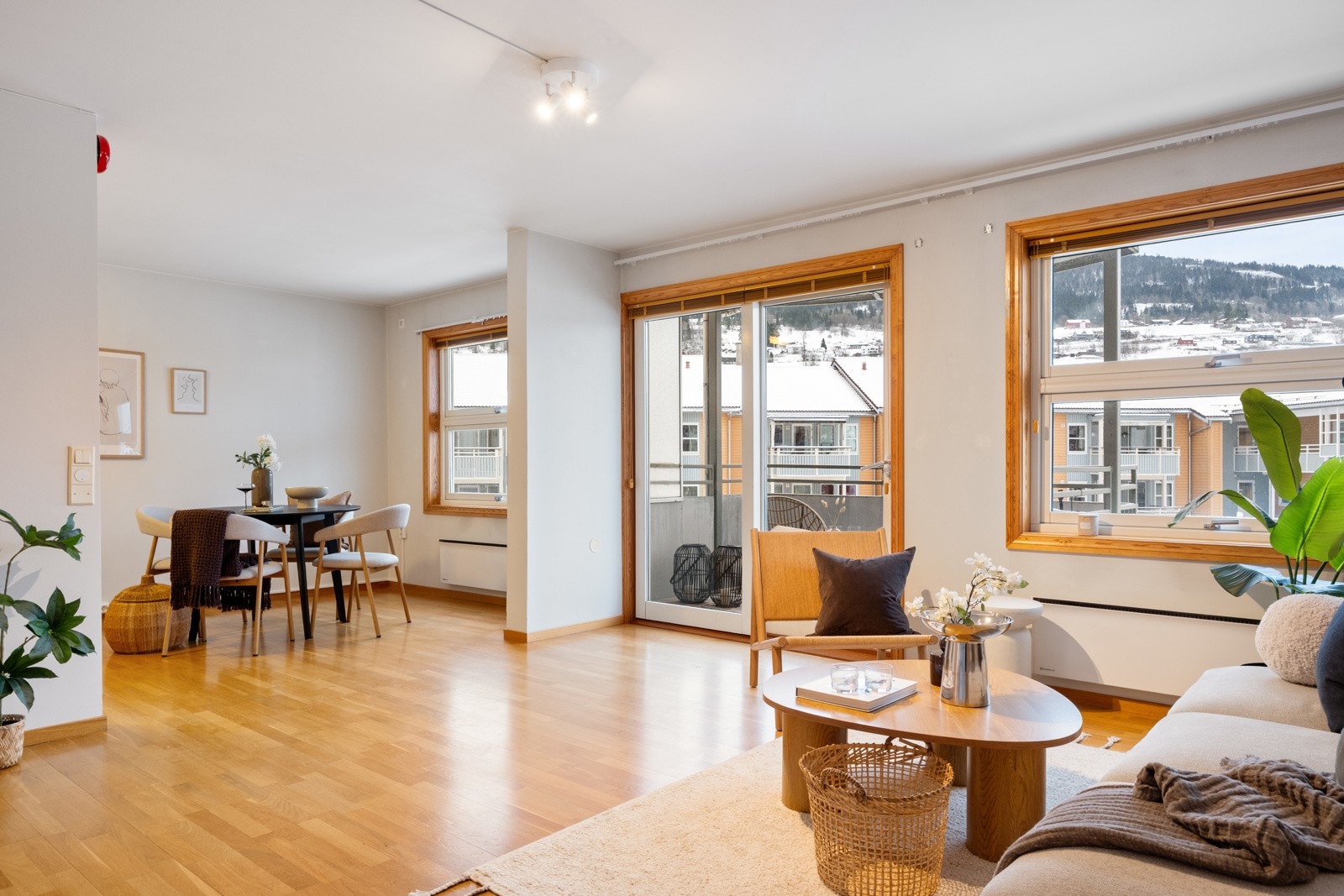 Romslig stue med god plass til sittegruppe og spisestue. Galleribilde