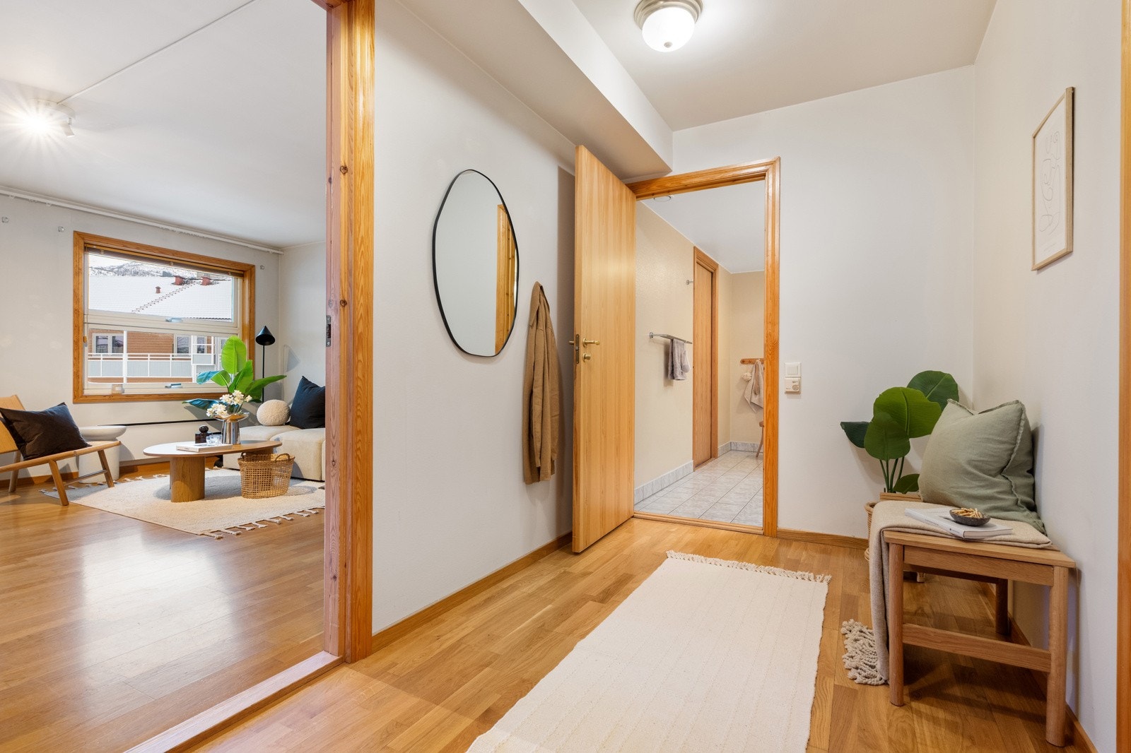 Velkommen inn! Romslig gang med inngangsparti som fører til stue, spisestue og kjøkken, bad og innvendig bod. Galleribilde