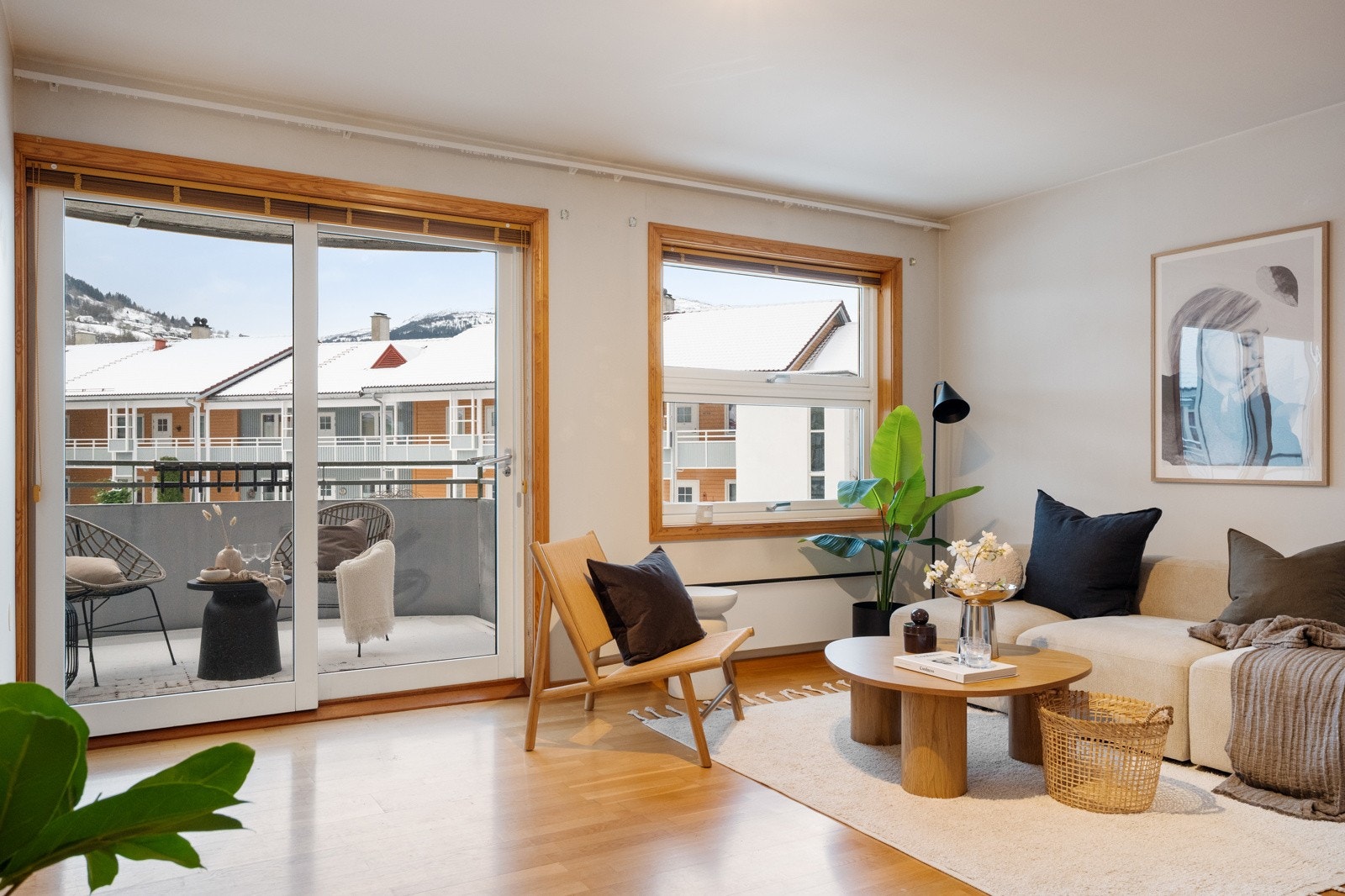 Stue med utgang til sørvendt balkong. Galleribilde