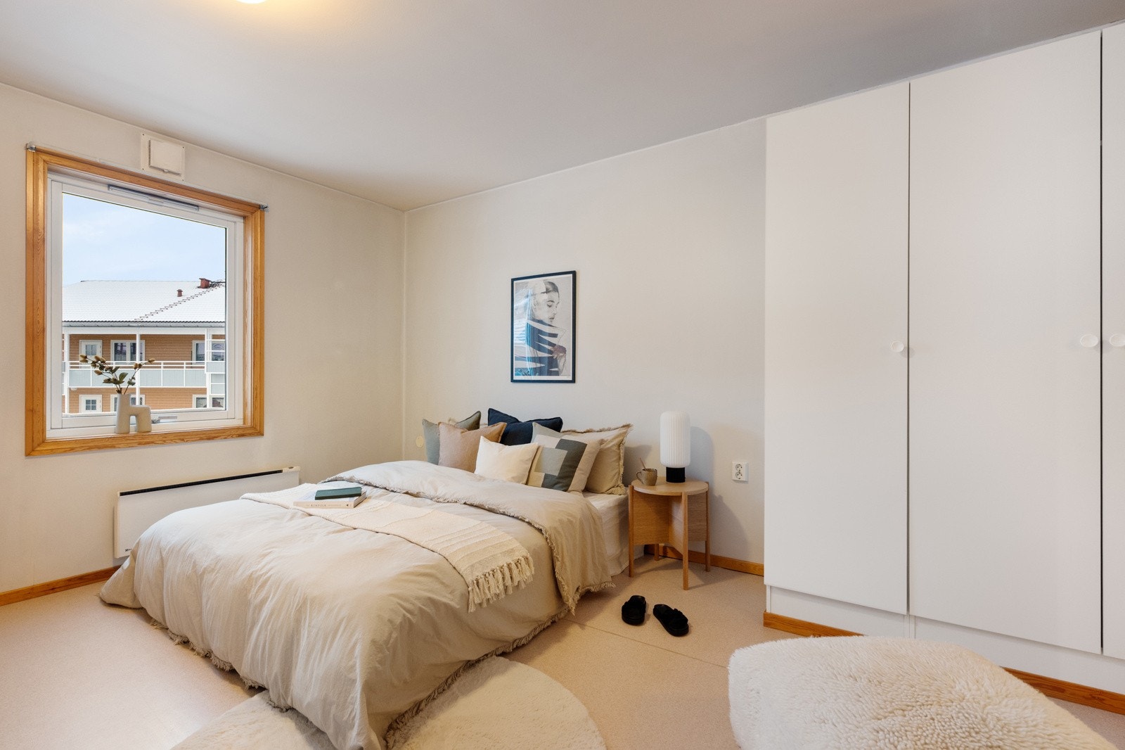Soverommet har garderobeskap og god plass til dobbeltseng. Galleribilde