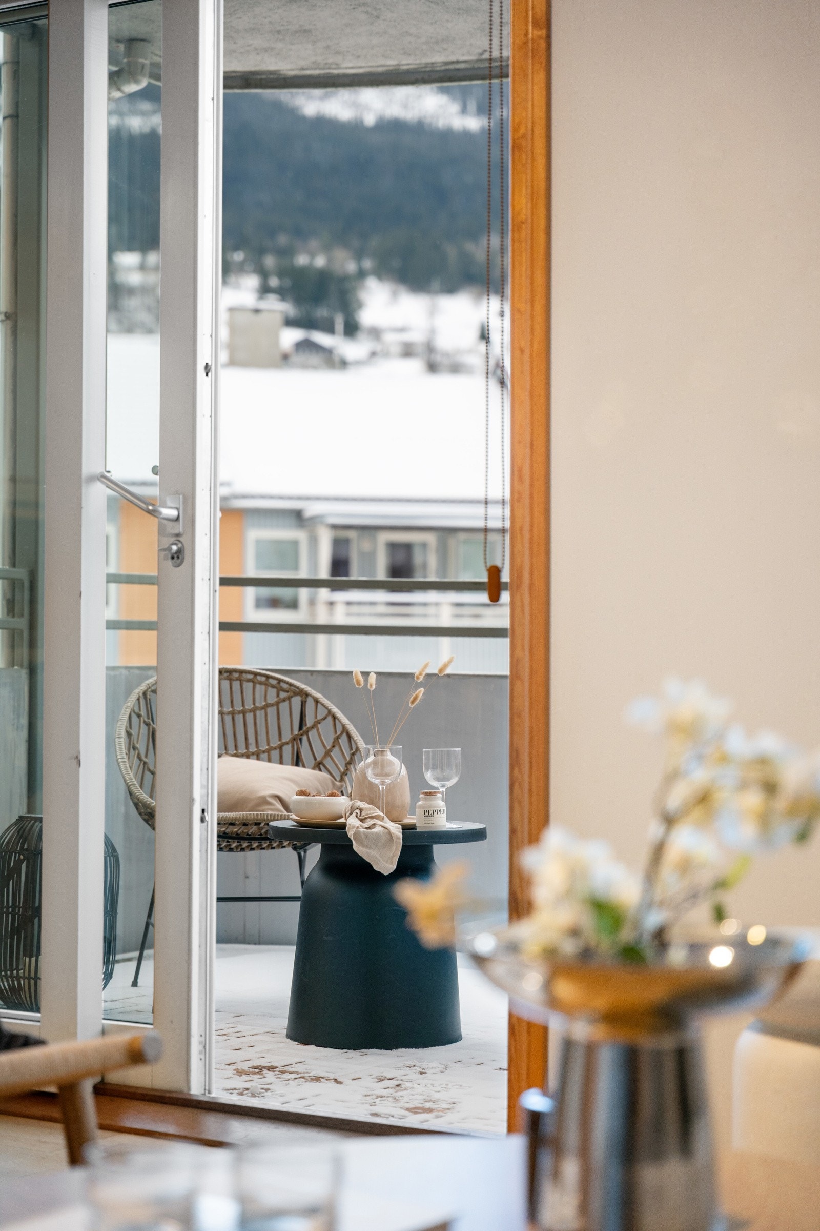 Praktisk utgang til flott balkong med takoverbygg. Galleribilde