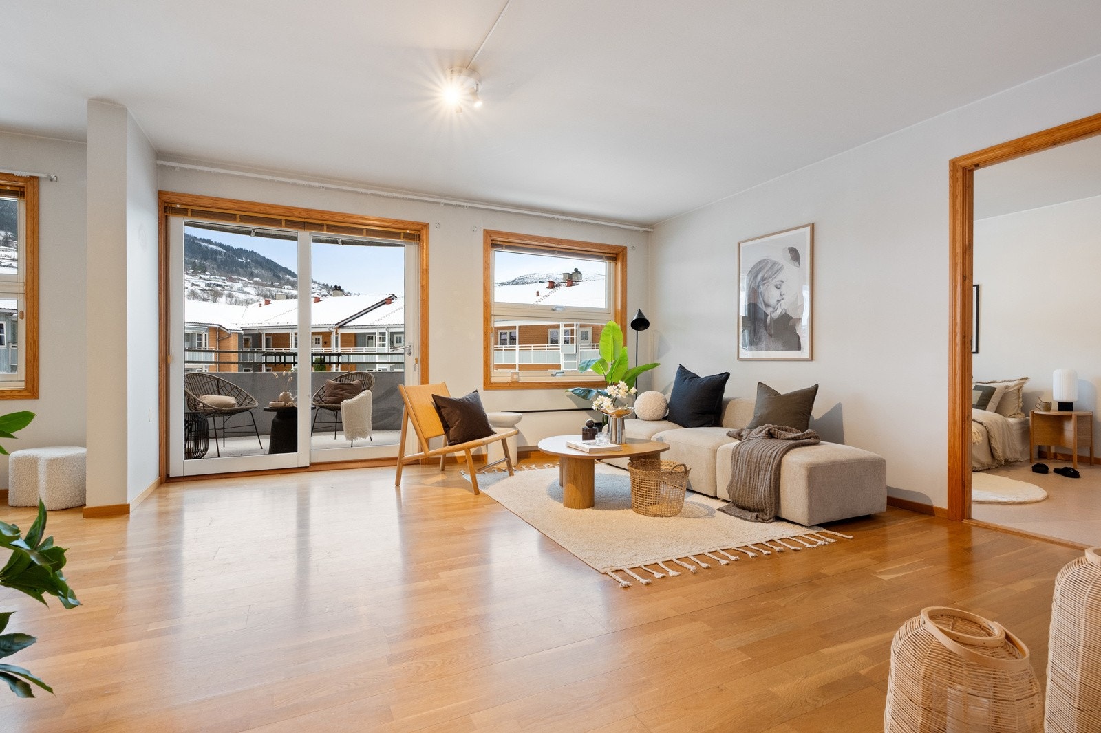 Lys og trivelig 2 -roms leilighet med flott beliggenhet i 2. etasje. Galleribilde