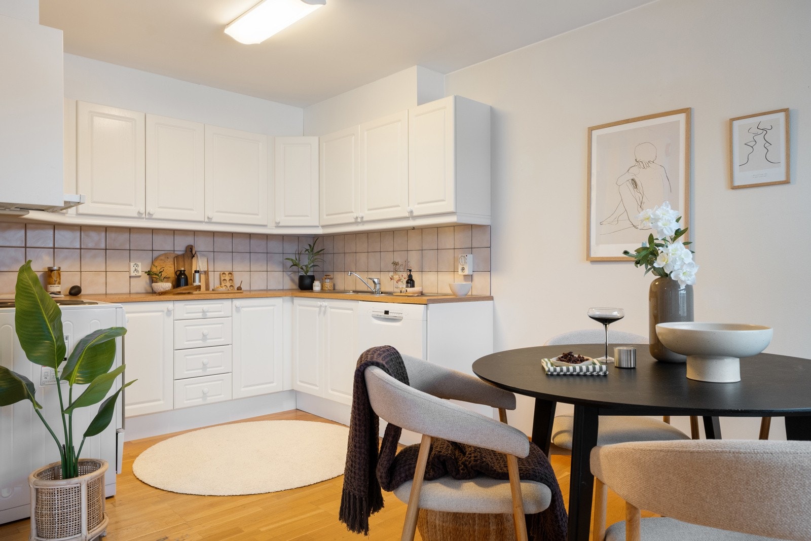 Lyst kjøkken med profilerte fronter og laminat benkeplate. Fliser mellom over- og underskap. Galleribilde