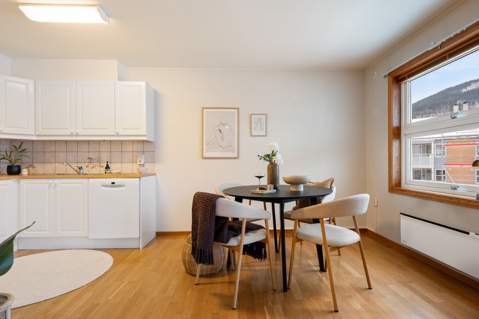 Kjøkken med plass til spisebord. Galleribilde