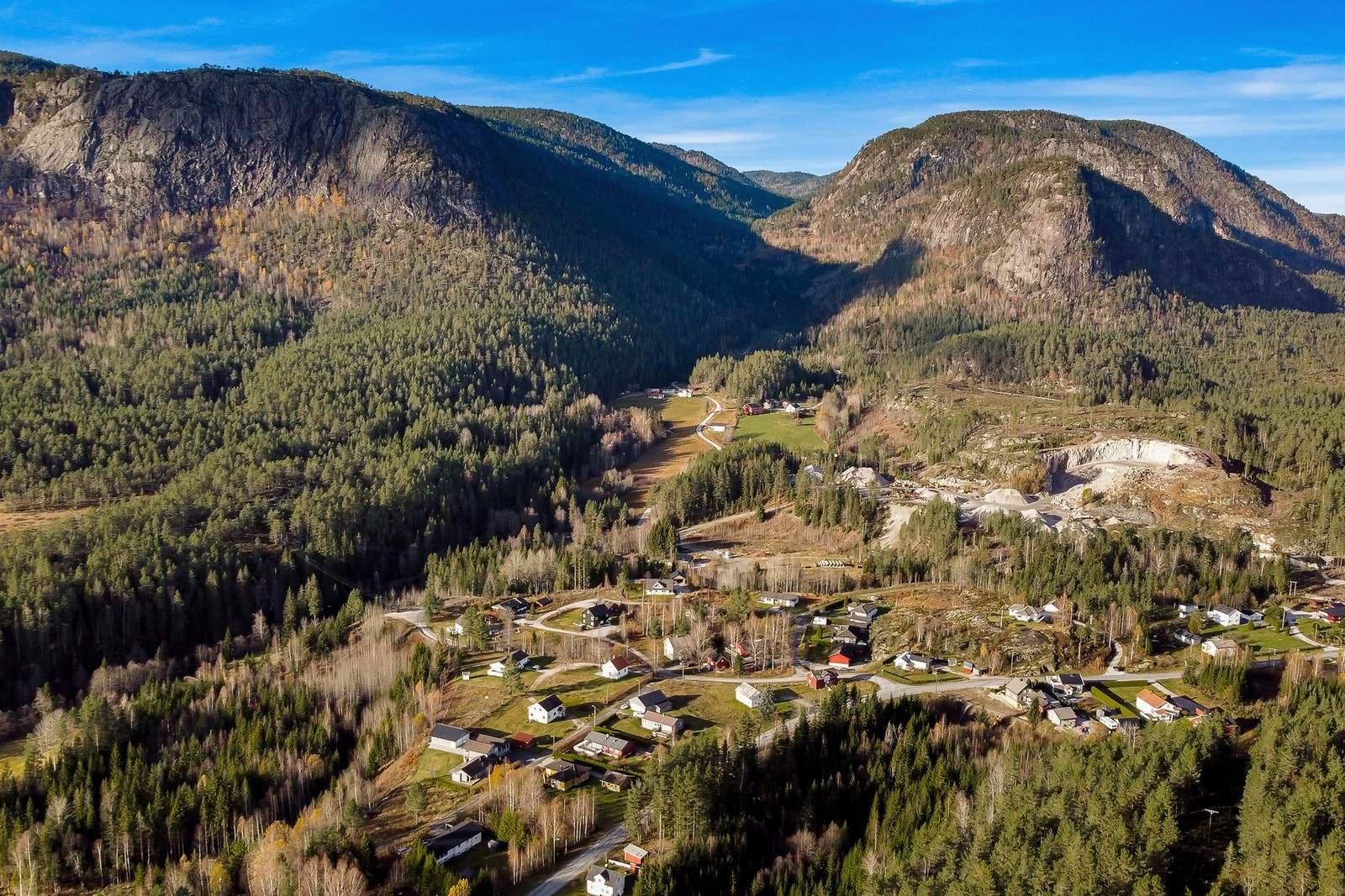 Innholdsrik eiendom med sentral beliggenhet i Tørdal. Galleribilde