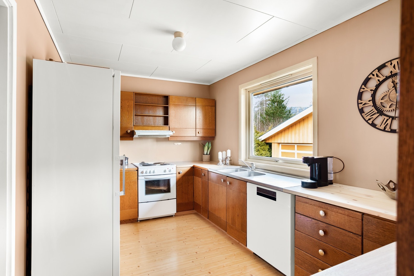 Kjøkkenet har god benkplass og stort vindu for god naturlig belysning Galleribilde