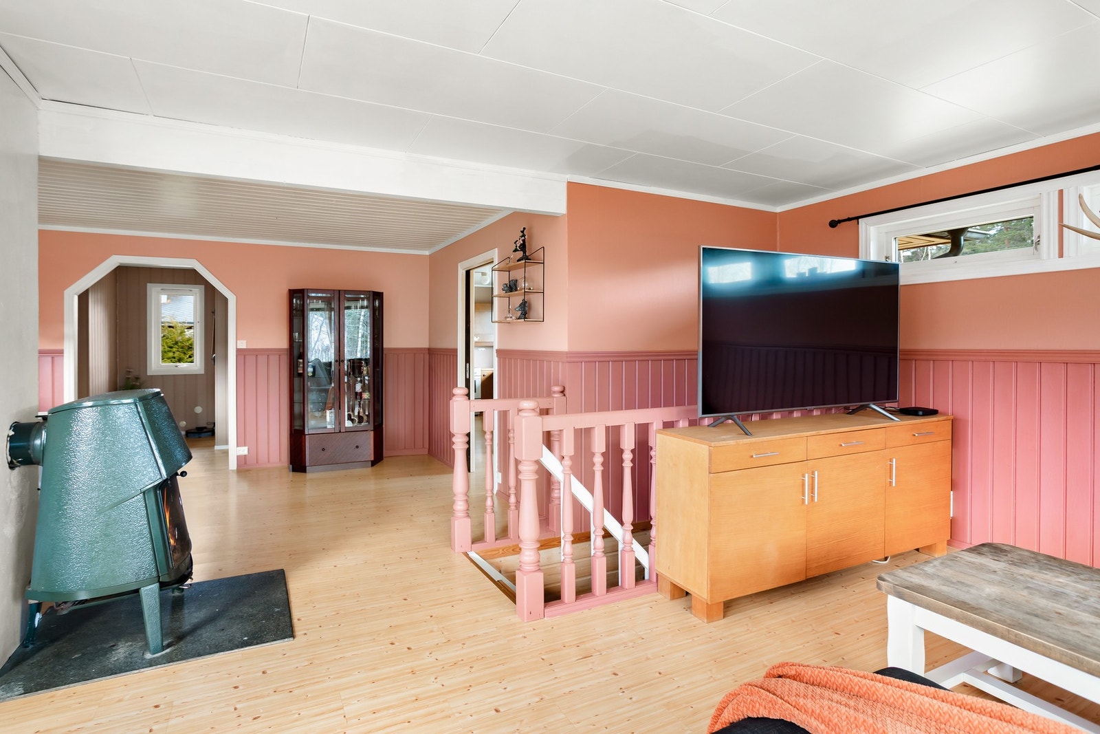 Fra stua er det trappe nedgang til underetasjen. Galleribilde