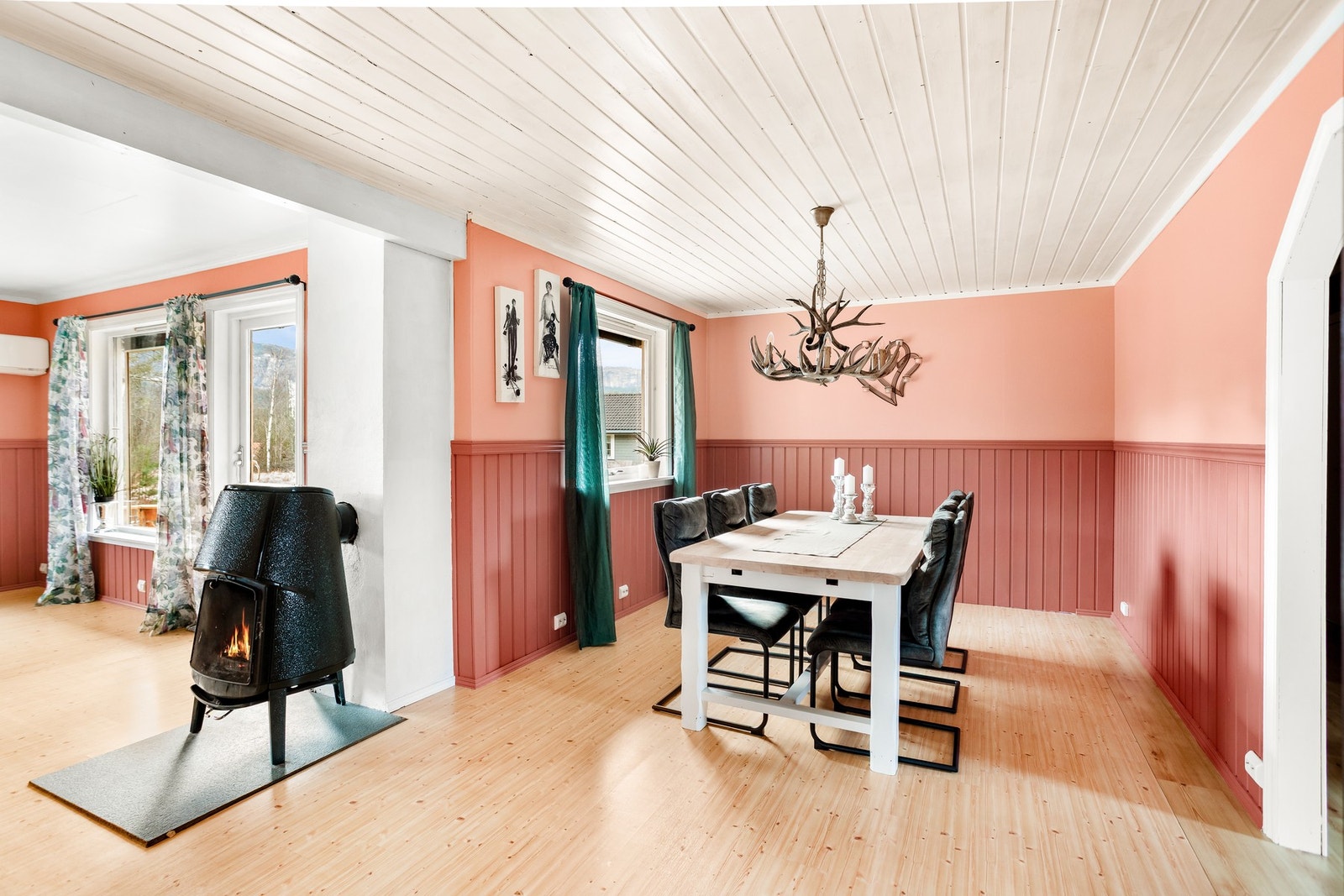 I stua er det avsatt plass til større spisemøblement. Galleribilde