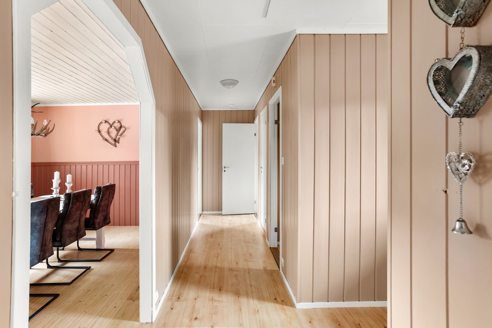 Fra kjøkkenet er det inngang til stue. Galleribilde