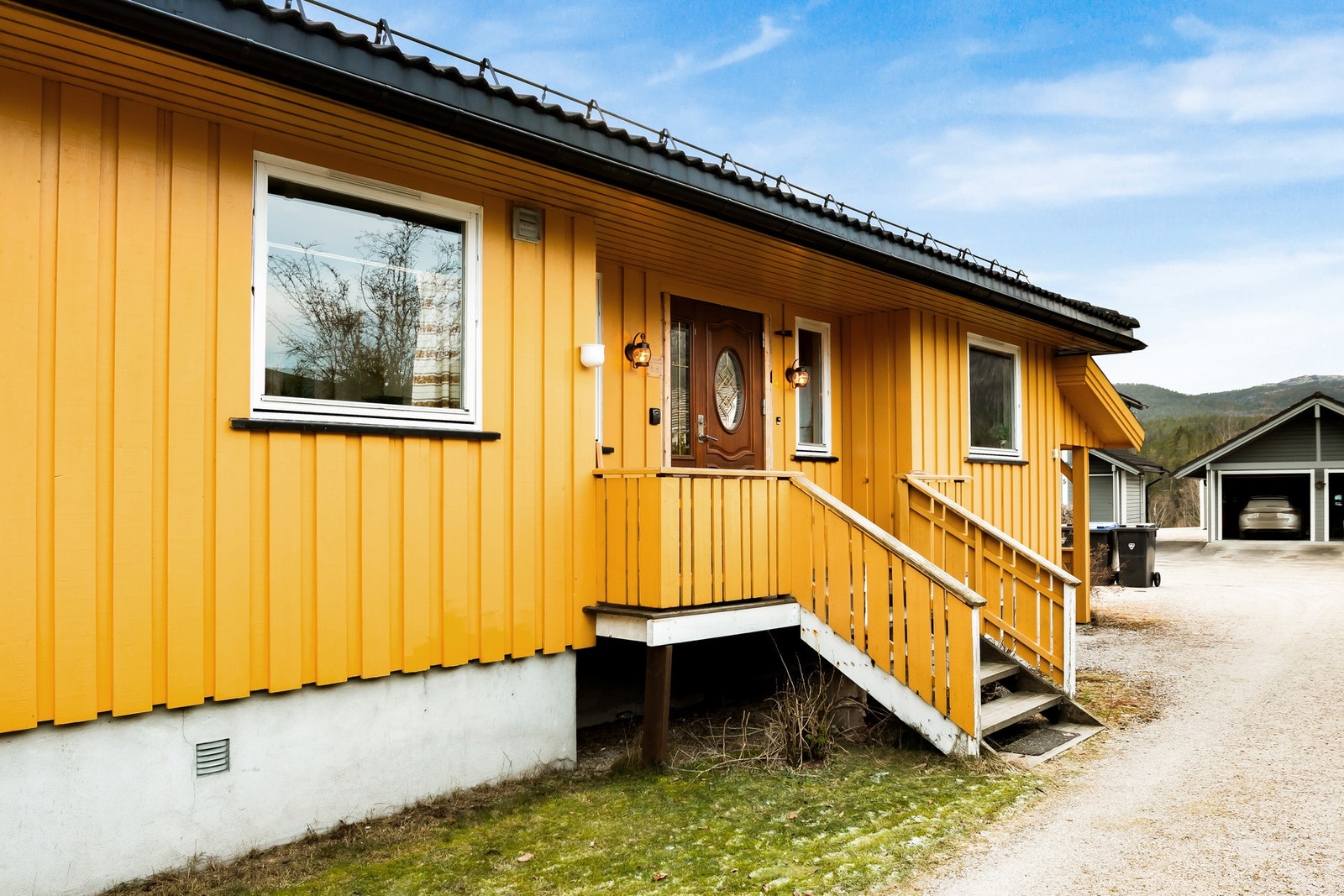 Det er god plass til flere biler fremfor boligen. Galleribilde