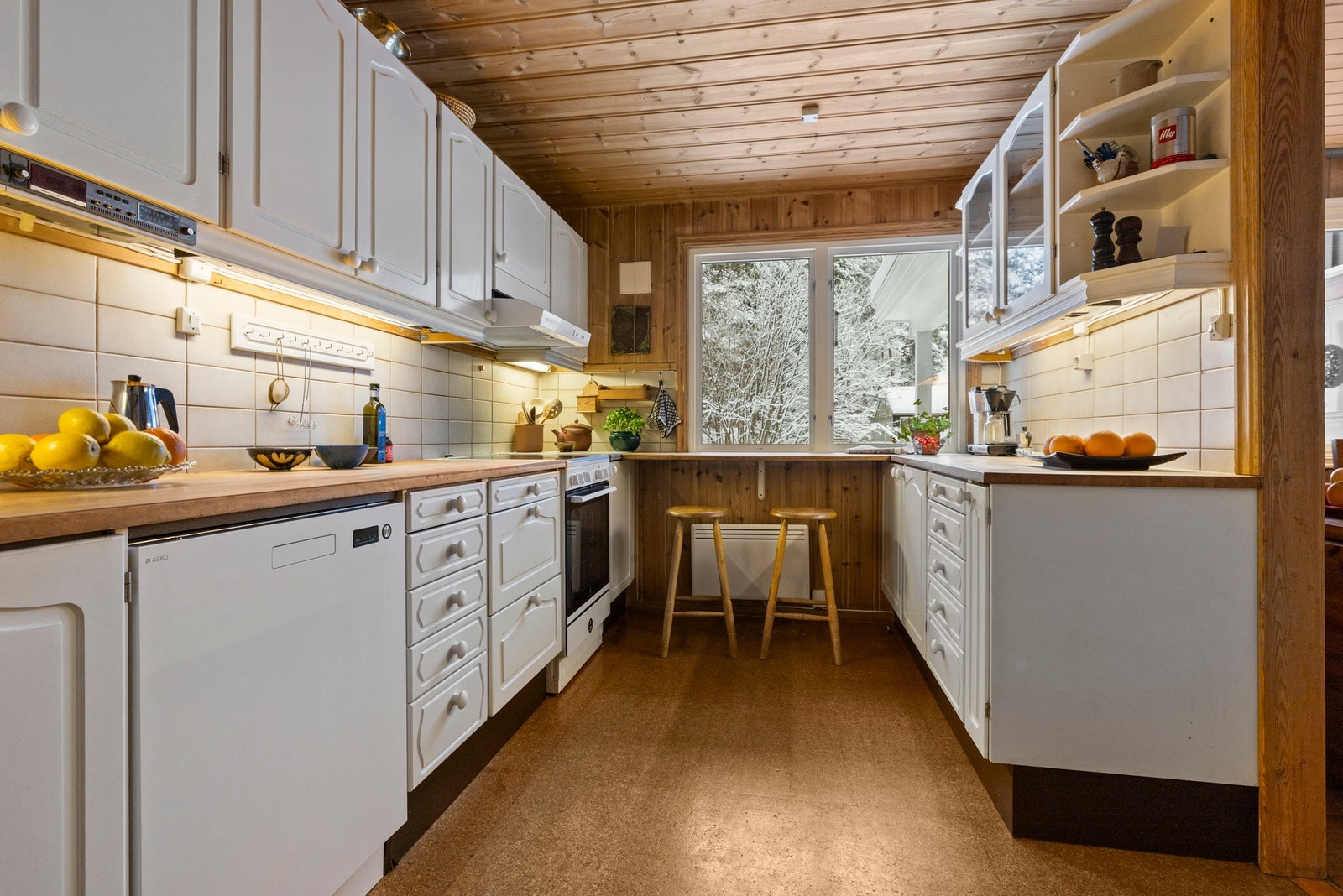 Kjøkkeninnredningen har profilerte fronter og byr på rikelig med benkeplass og gode oppbevaringsmuligheter i over- og underskap. Galleribilde