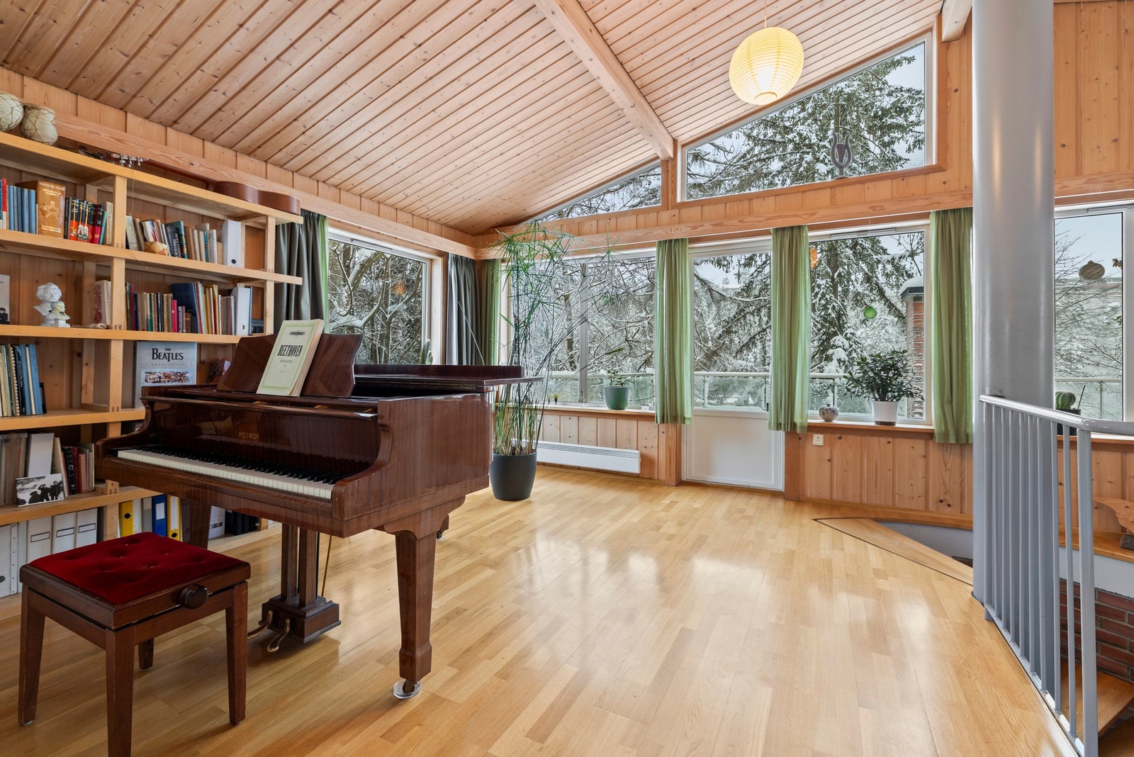 Kontor/musikkrommet har gode møbleringsmuligheter og store vindusflater. Galleribilde