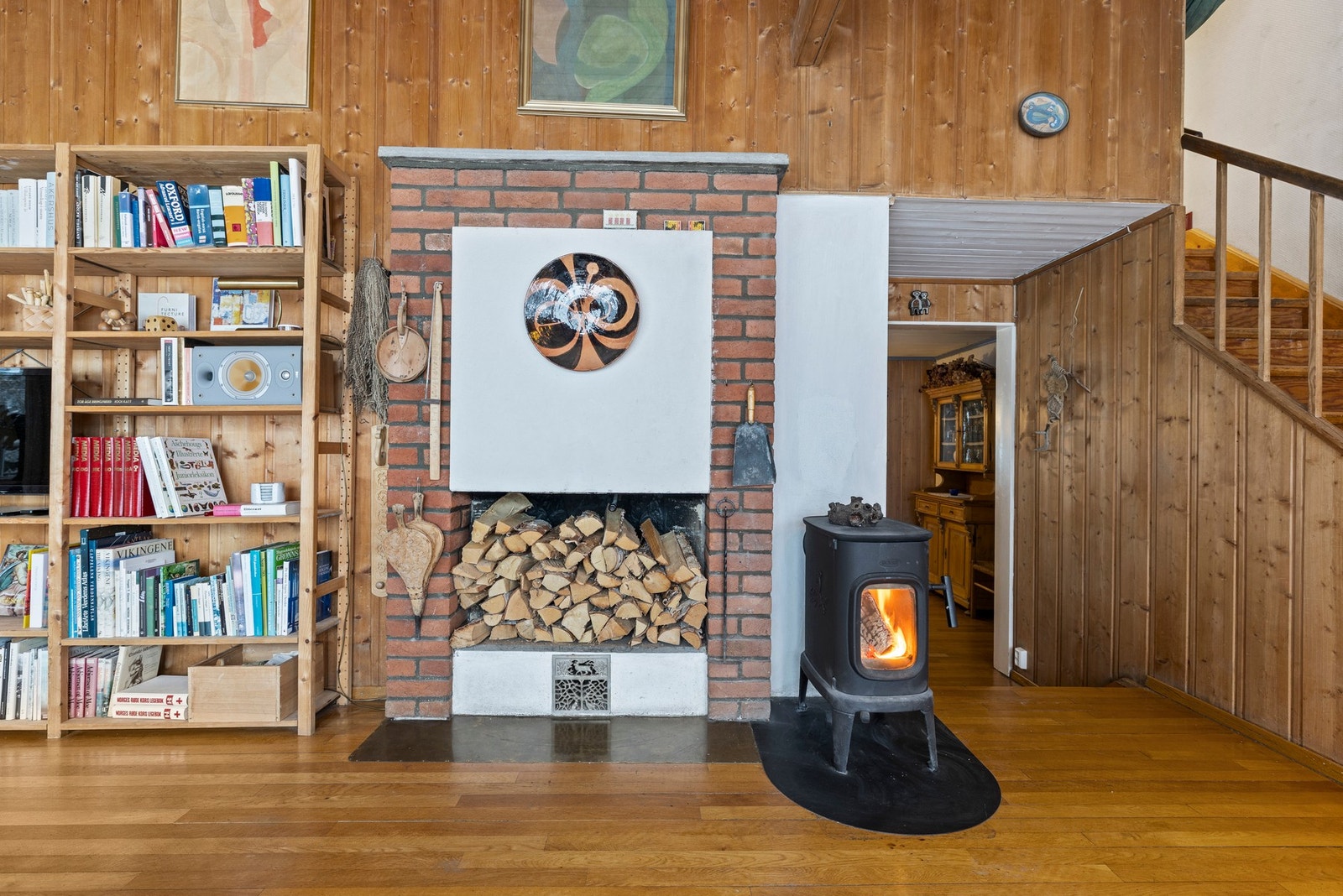 Sentralt i stuen er det plassert en hyggelig peisovn som gir godt med varme og hyggelige stunder på de kaldere dagene. Galleribilde