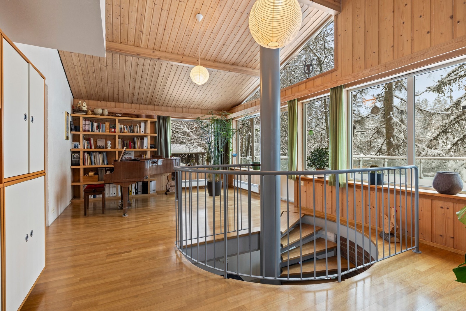 Rommet har utgang til terrasse på ca. 71 m², samt vindeltrapp ned til underetasjen. Galleribilde