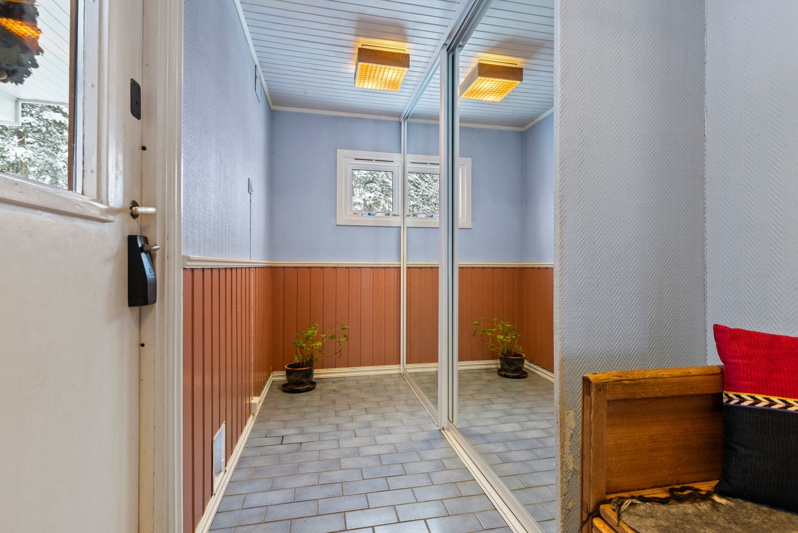 Flislagt entré og har varmekabler i gulv og har plassbygd skyvedørsgarderobe som gir gode oppbevaringsmuligheter for yttertøy og sko. Galleribilde