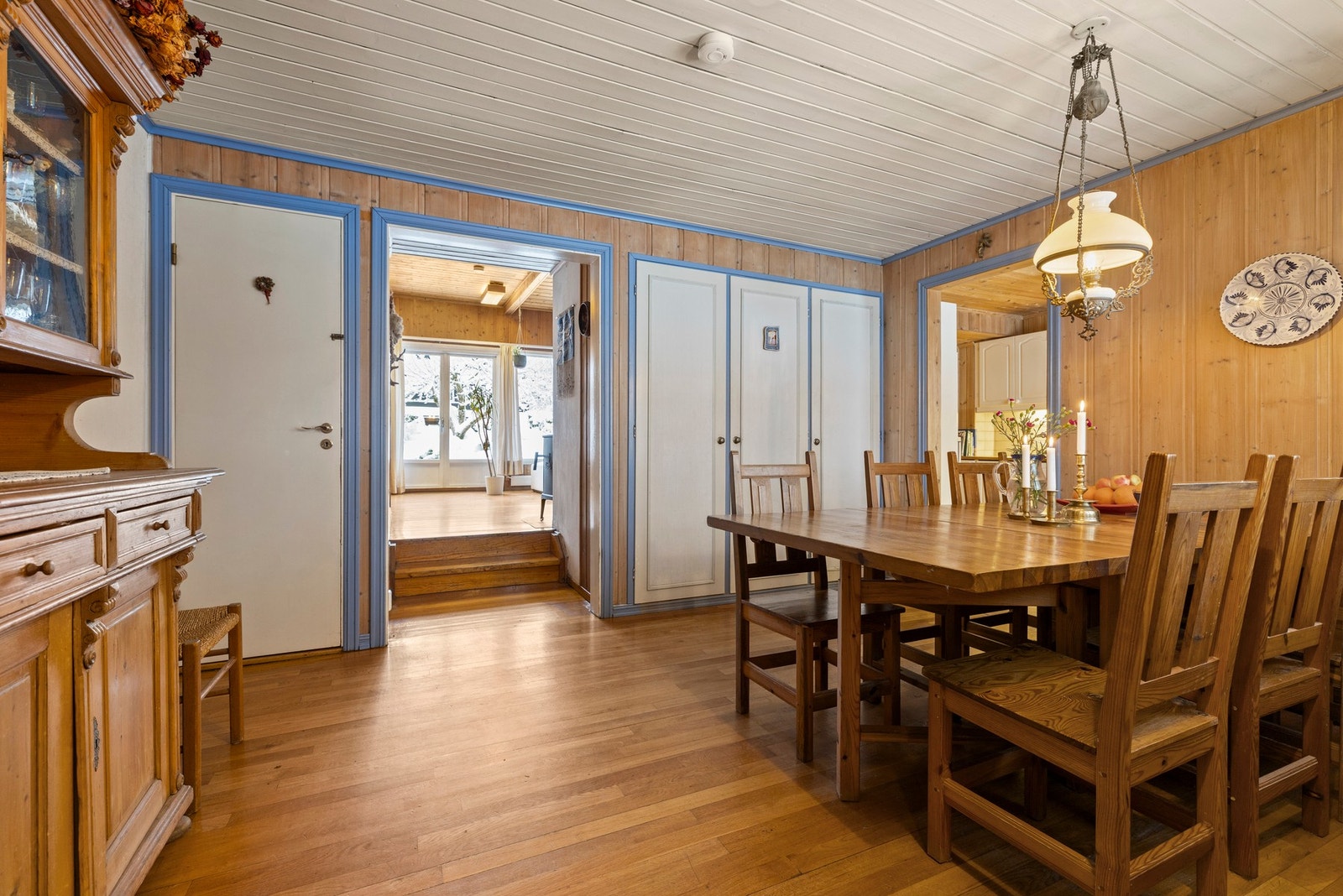 Boligen har separat kjøkken med tilhørende spisestue som har god plass til spisebord. Galleribilde