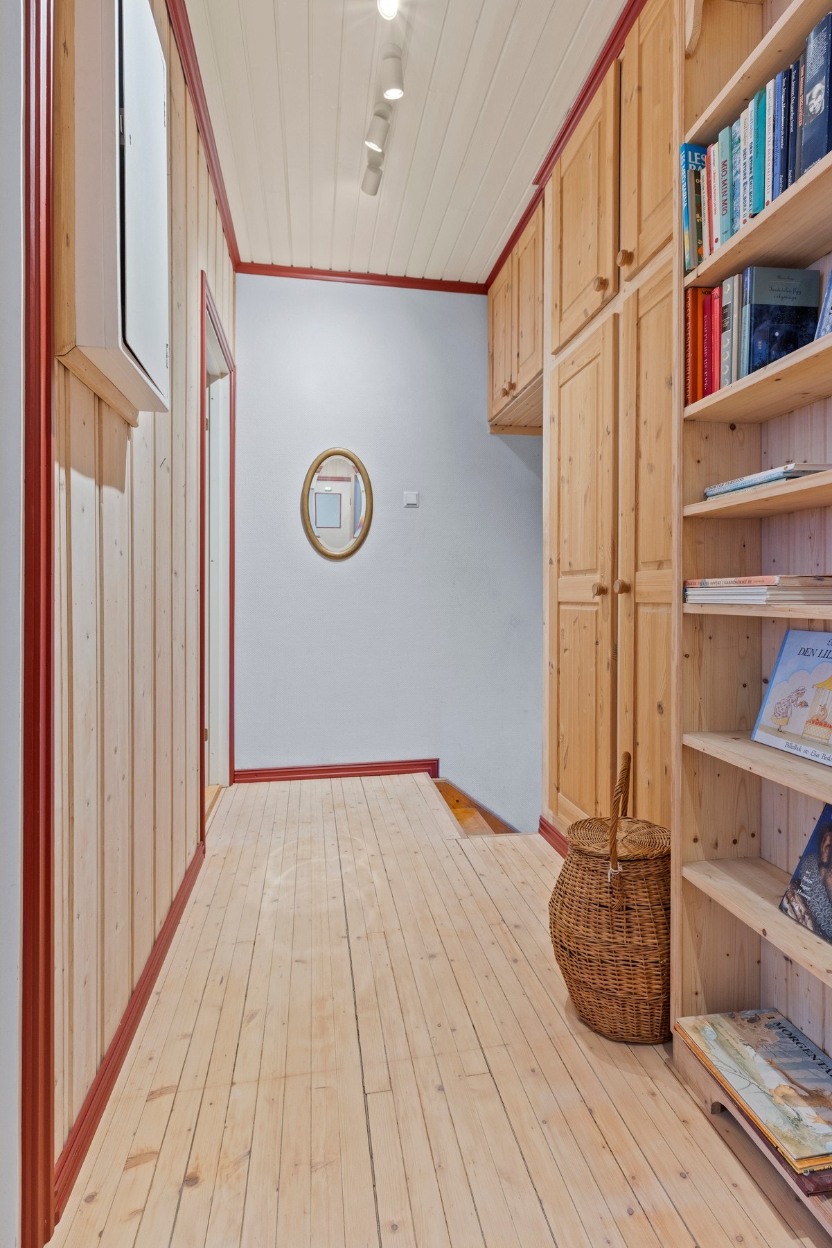 Gang i 2.etasje som fører til 3 soverom, bad og WC. Galleribilde