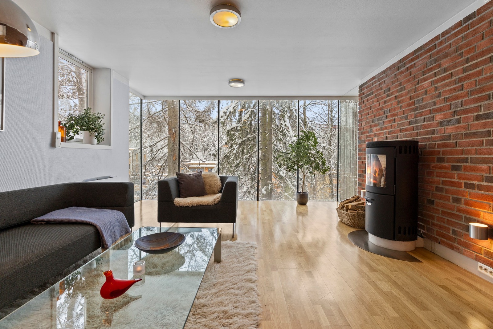 Dette er et innholdsrikt rekkehus med arkitekttegnet tilbygg og betydelig utviklingspotensial, beliggende i et etablert og barnevennlig boligområde i Asker. Galleribilde