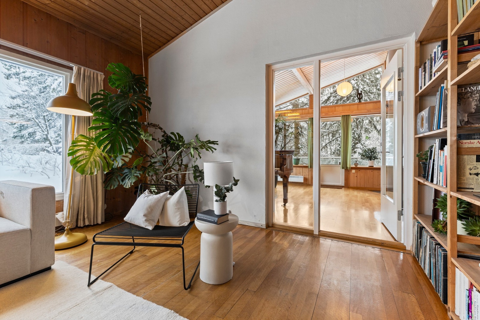 Fra stuen er det adkomst til kontor/musikkrom Galleribilde
