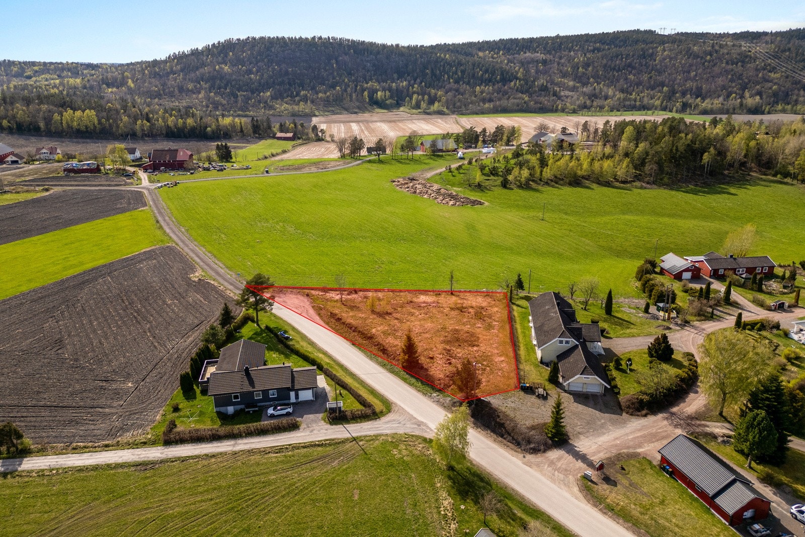 Nærområdet byr på en rekke aktiviterer året rundt med gode fiskevann og titalls kilometer med preparerte løyper i vinterhalvåret. Galleribilde