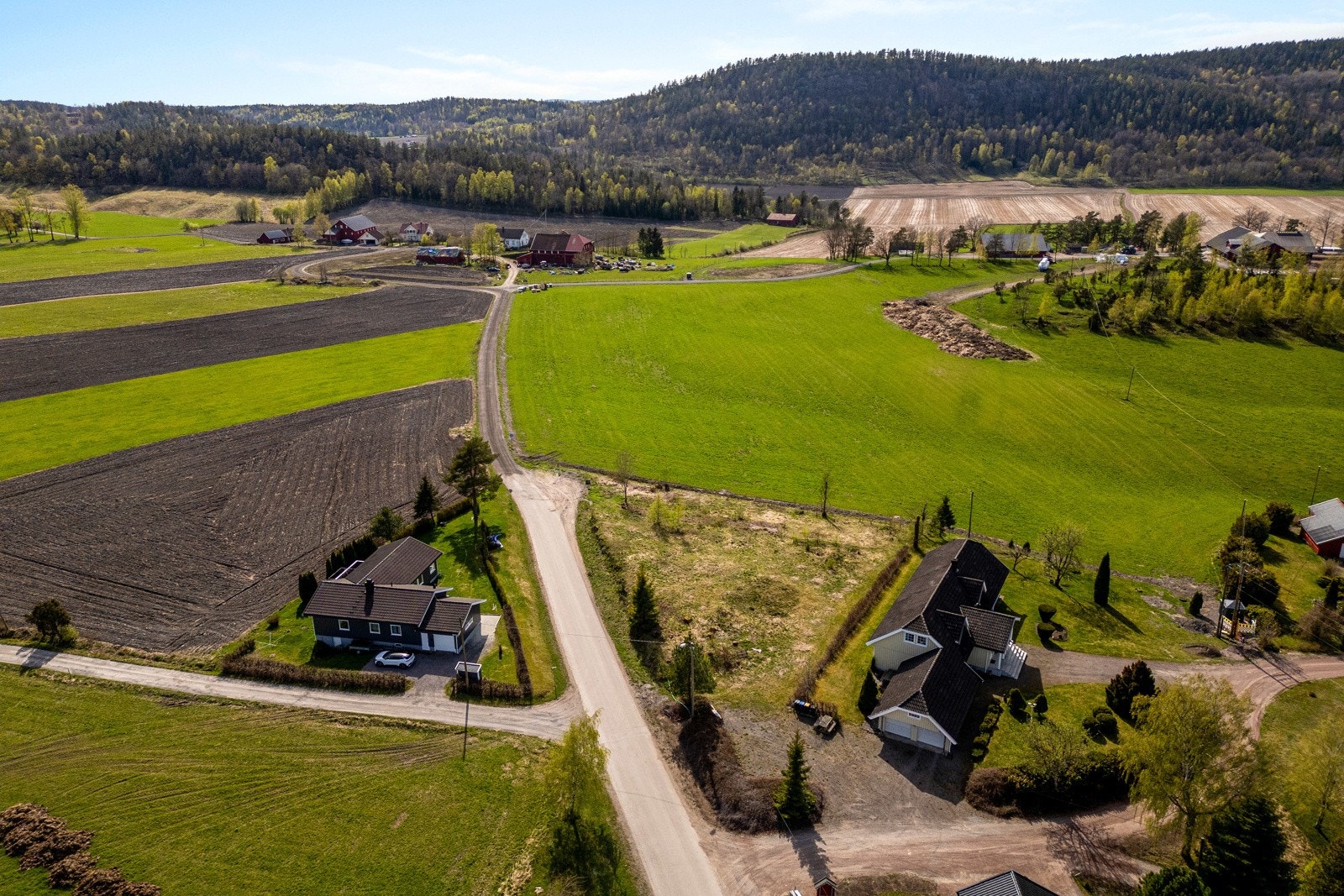 Her har du turområder og utmark som nærmeste nabo, kun 7 minutter fra E18 og 14 minutter til Tønsberg sentrum. Galleribilde
